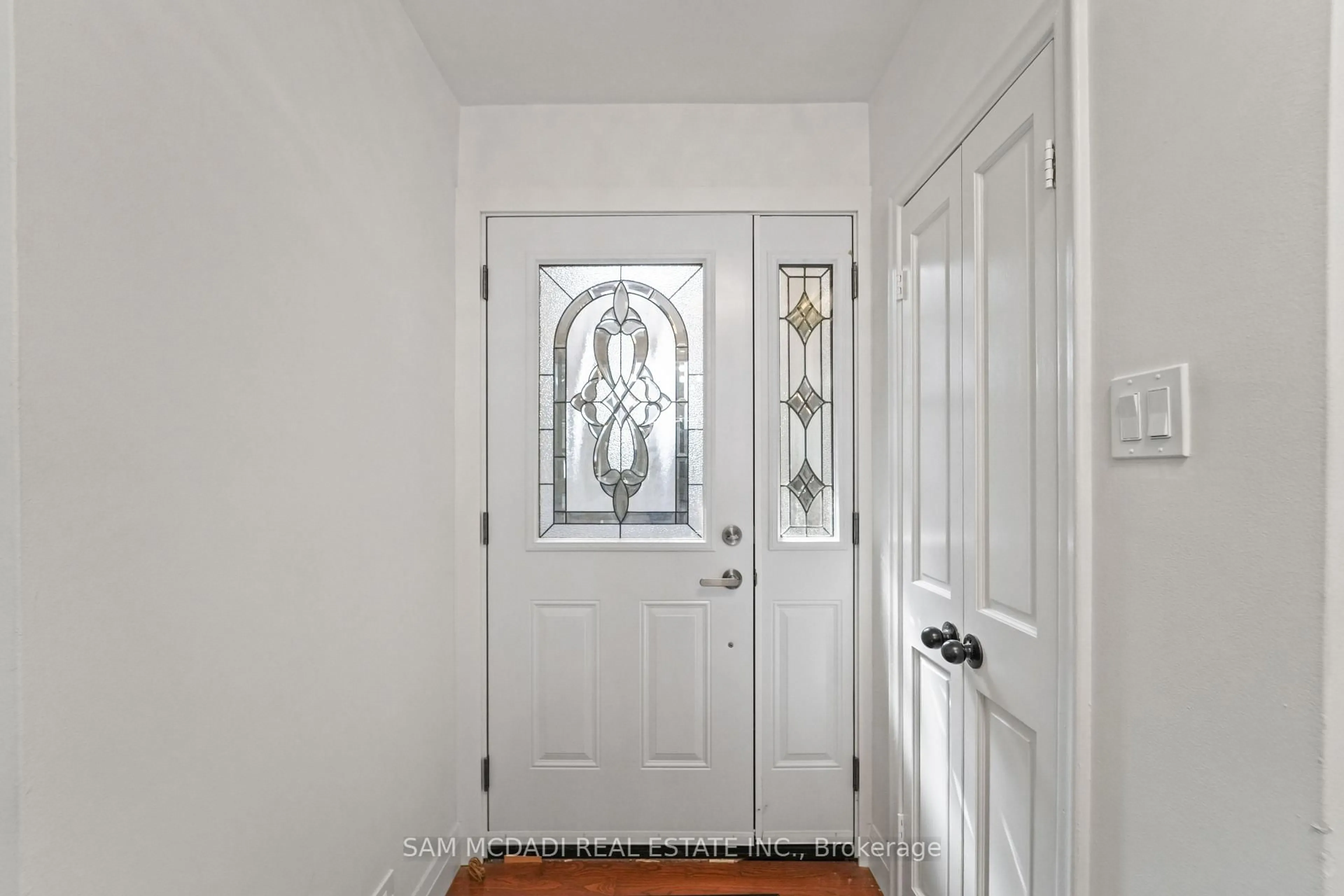 Indoor entryway for 60 Greenfield Dr, Toronto Ontario M9B 1H3