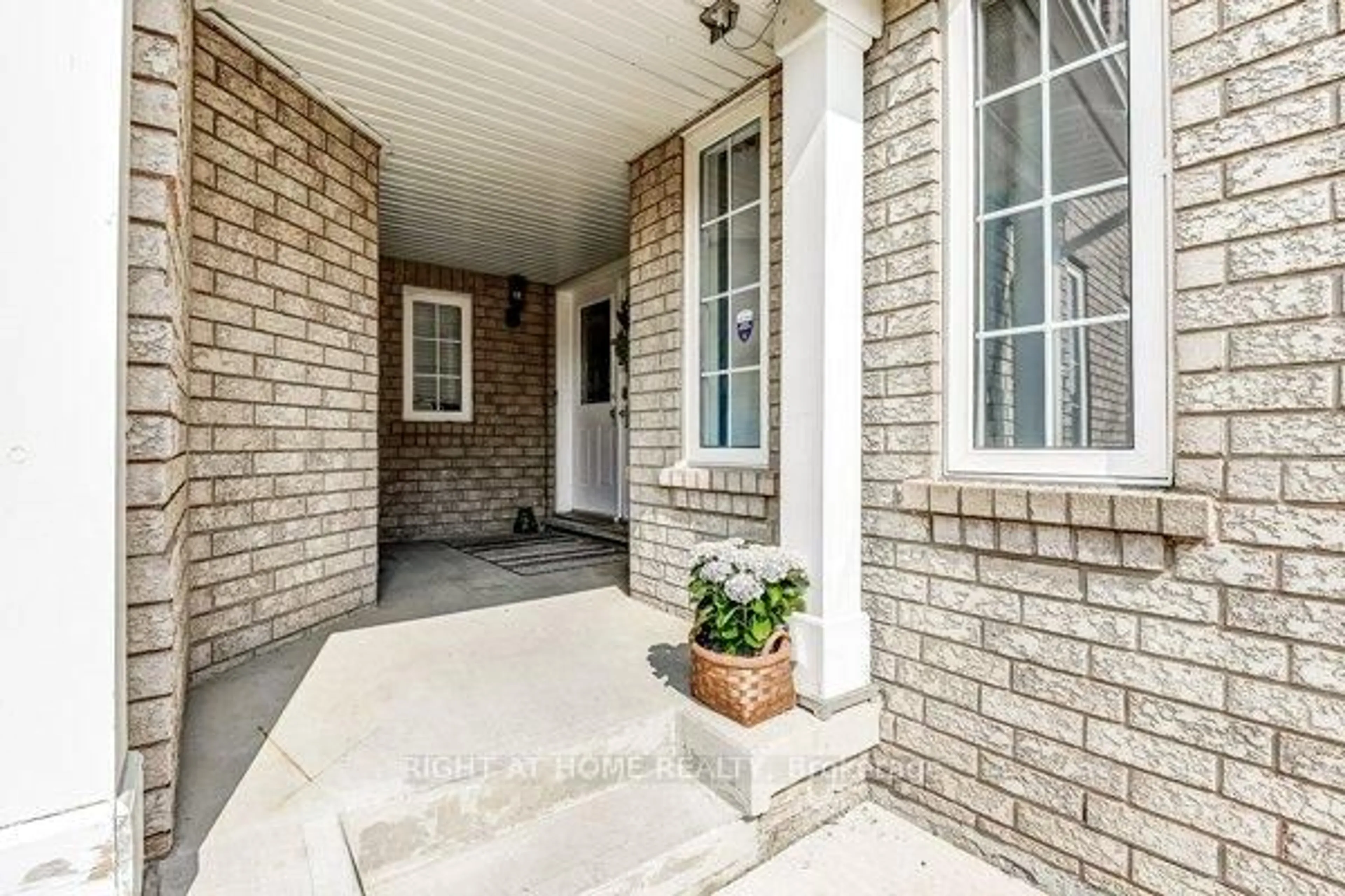 Indoor entryway for 7460 Terragar Blvd, Mississauga Ontario L5N 8H1