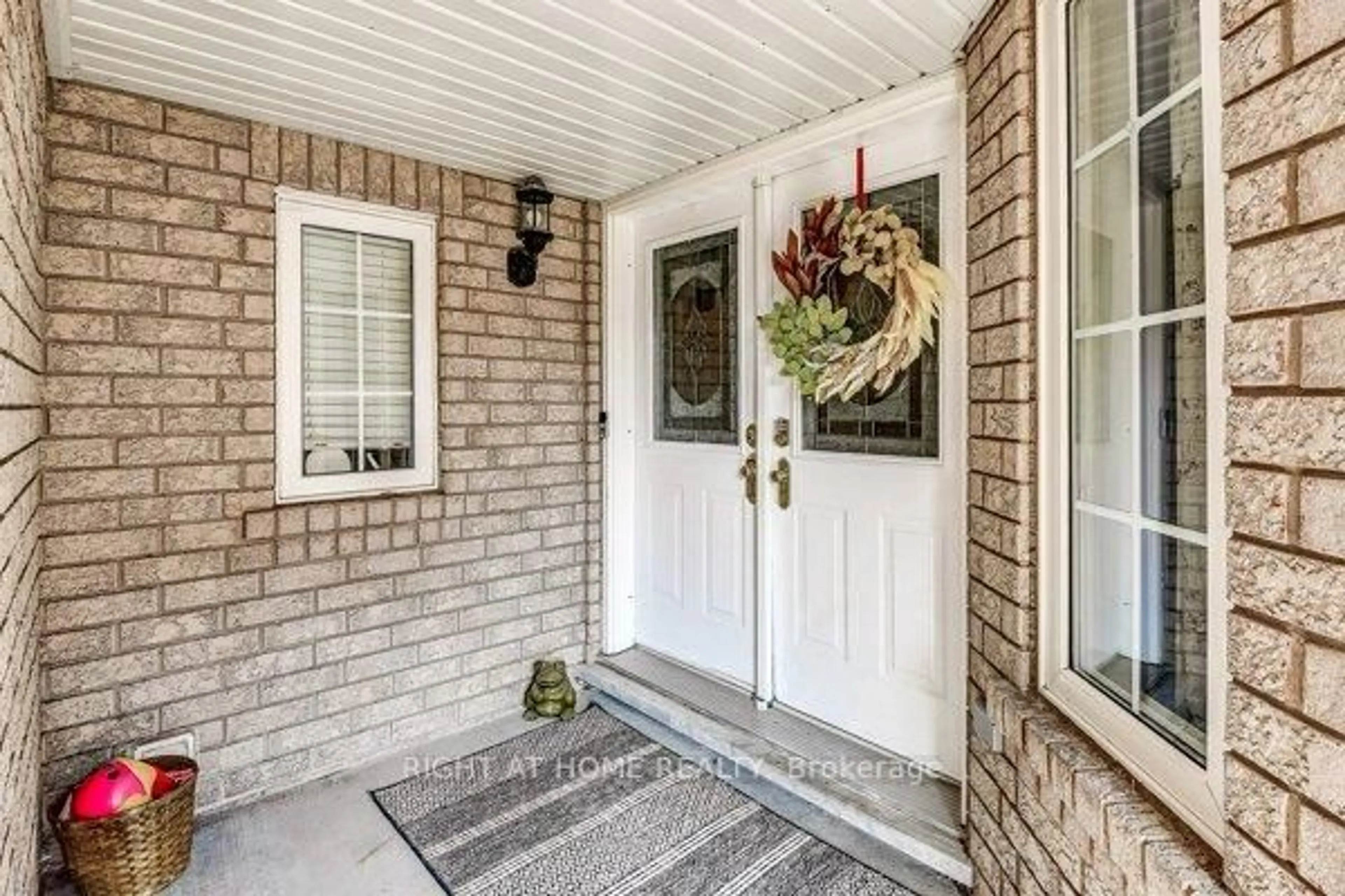 Indoor entryway for 7460 Terragar Blvd, Mississauga Ontario L5N 8H1