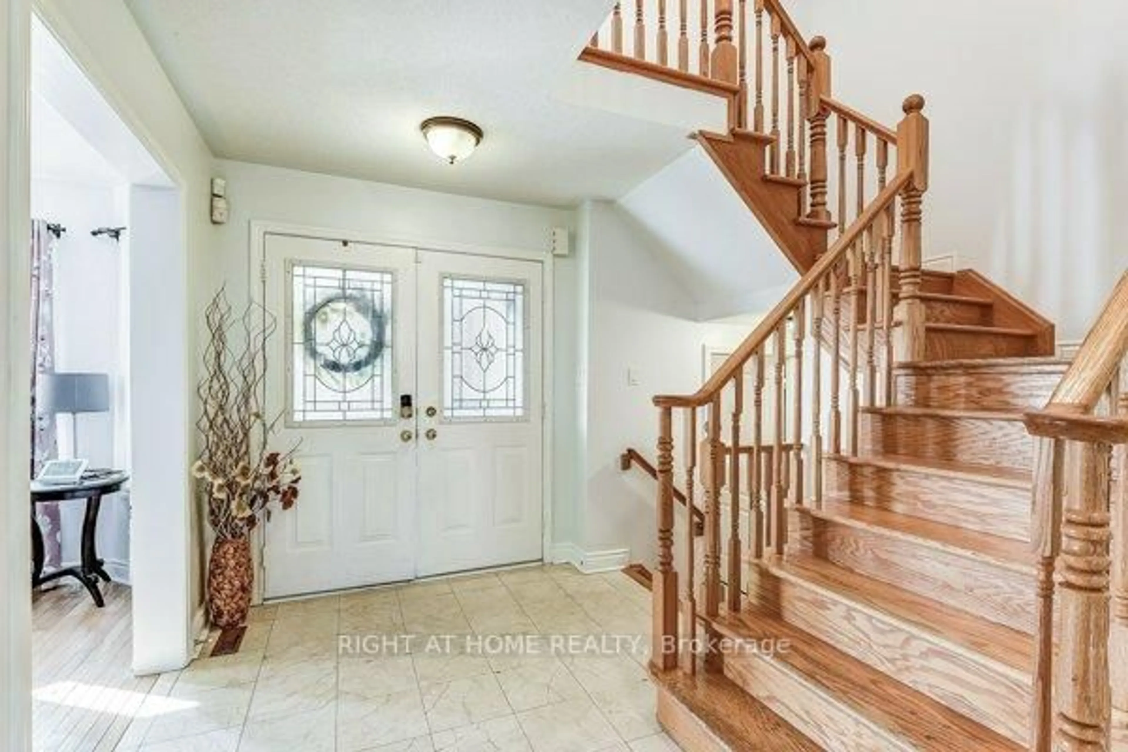 Indoor entryway for 7460 Terragar Blvd, Mississauga Ontario L5N 8H1