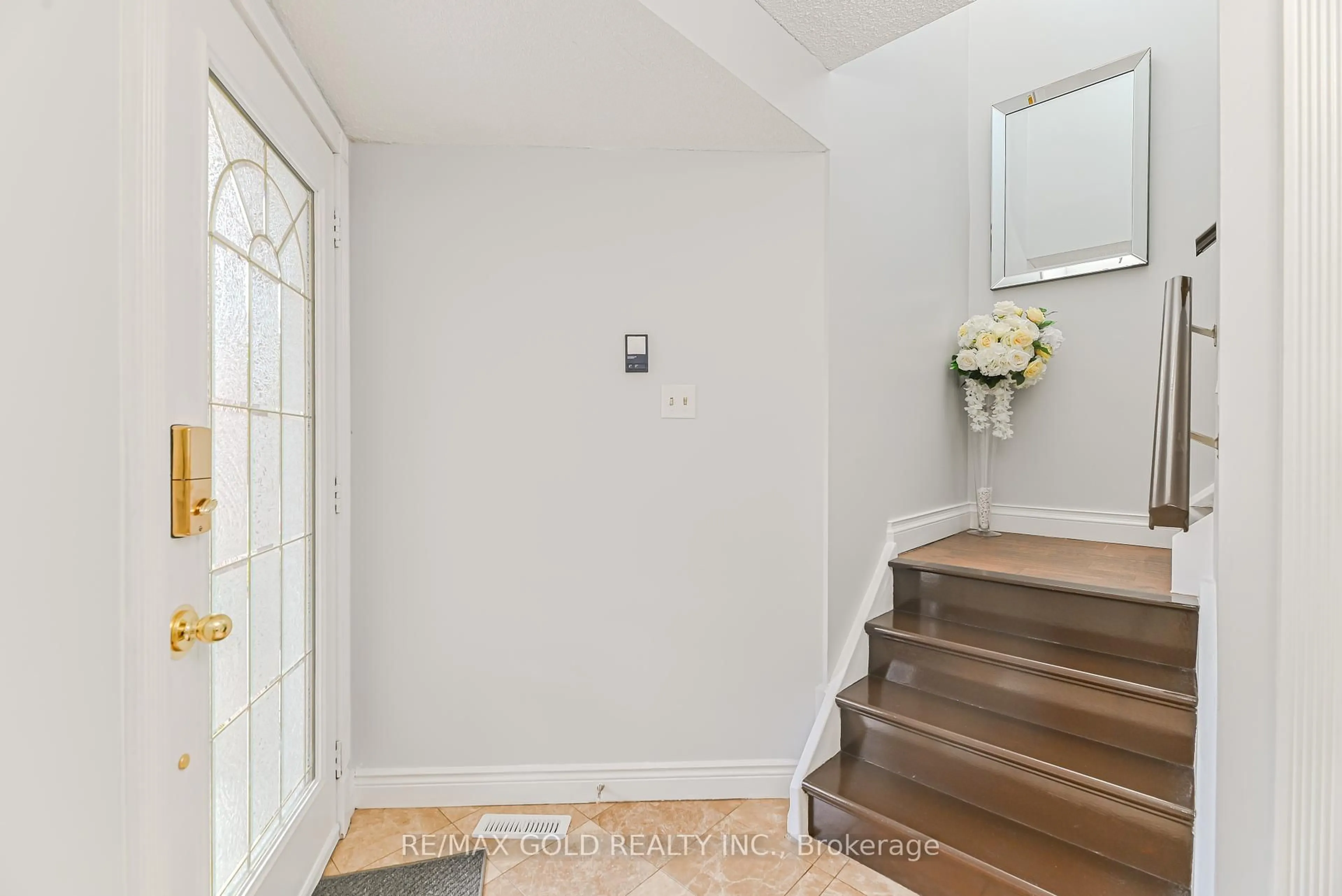 Indoor entryway for 31 Cassander Cres, Brampton Ontario L6Z 1Z5