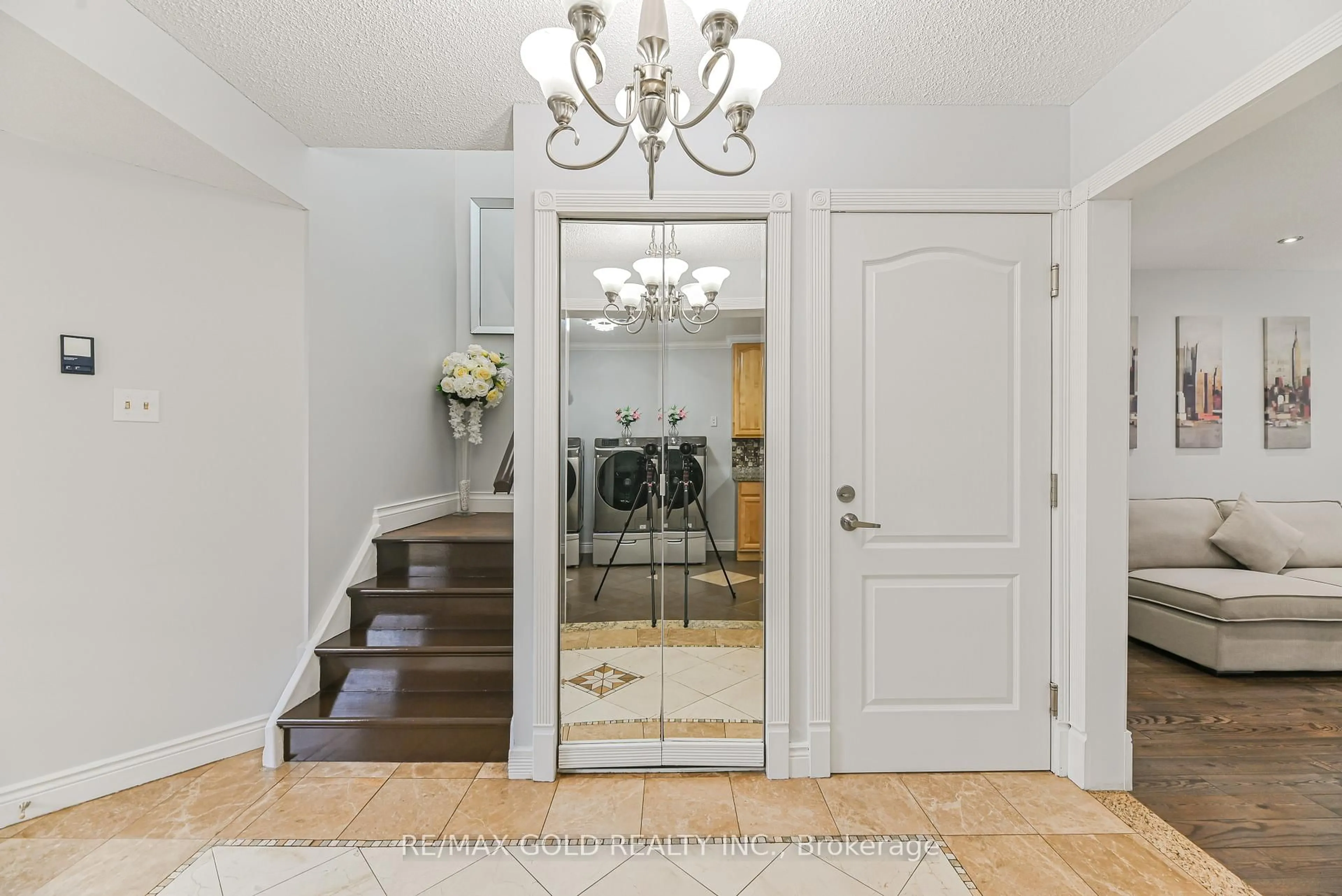 Indoor entryway for 31 Cassander Cres, Brampton Ontario L6Z 1Z5