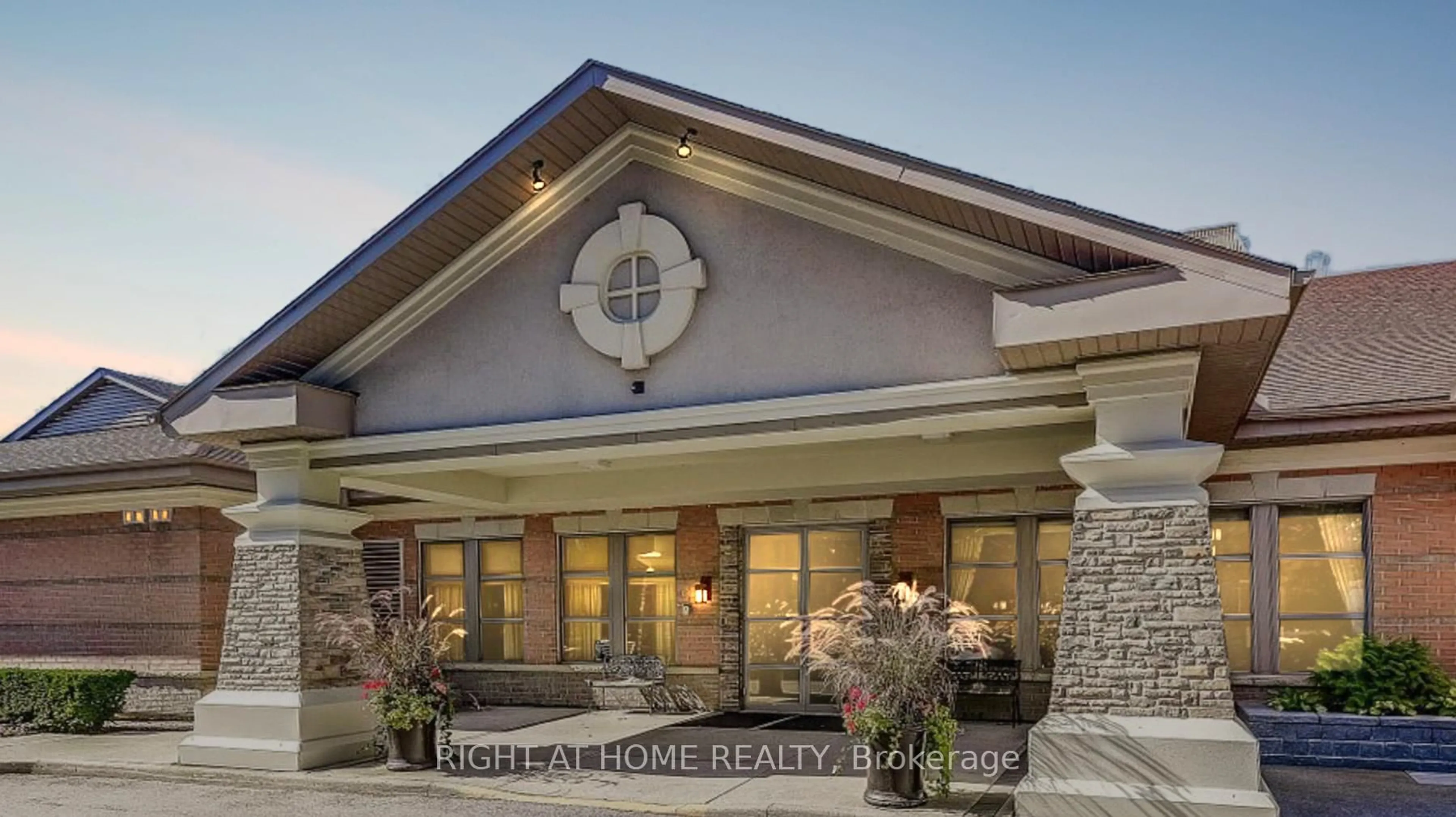 Indoor foyer for 100 Burloak Dr #1301, Burlington Ontario L7L 6P6