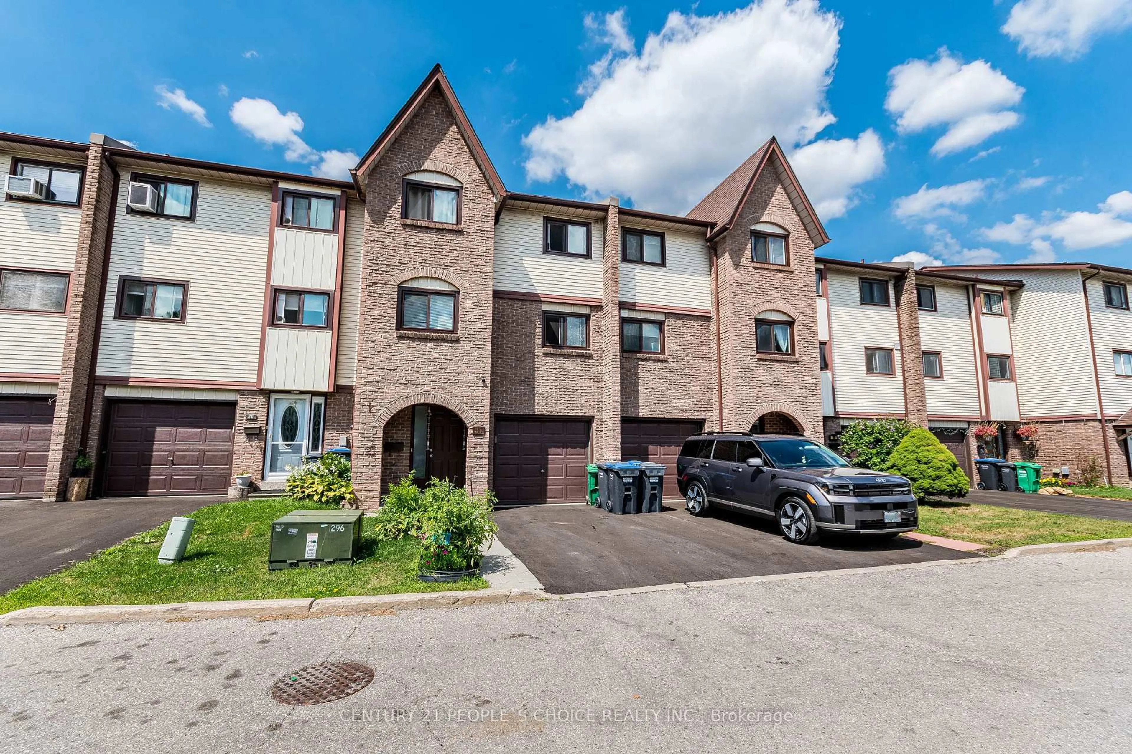 A pic from outside/outdoor area/front of a property/back of a property/a pic from drone, street for 31 Mccallum Crt #31, Brampton Ontario L6W 3M4