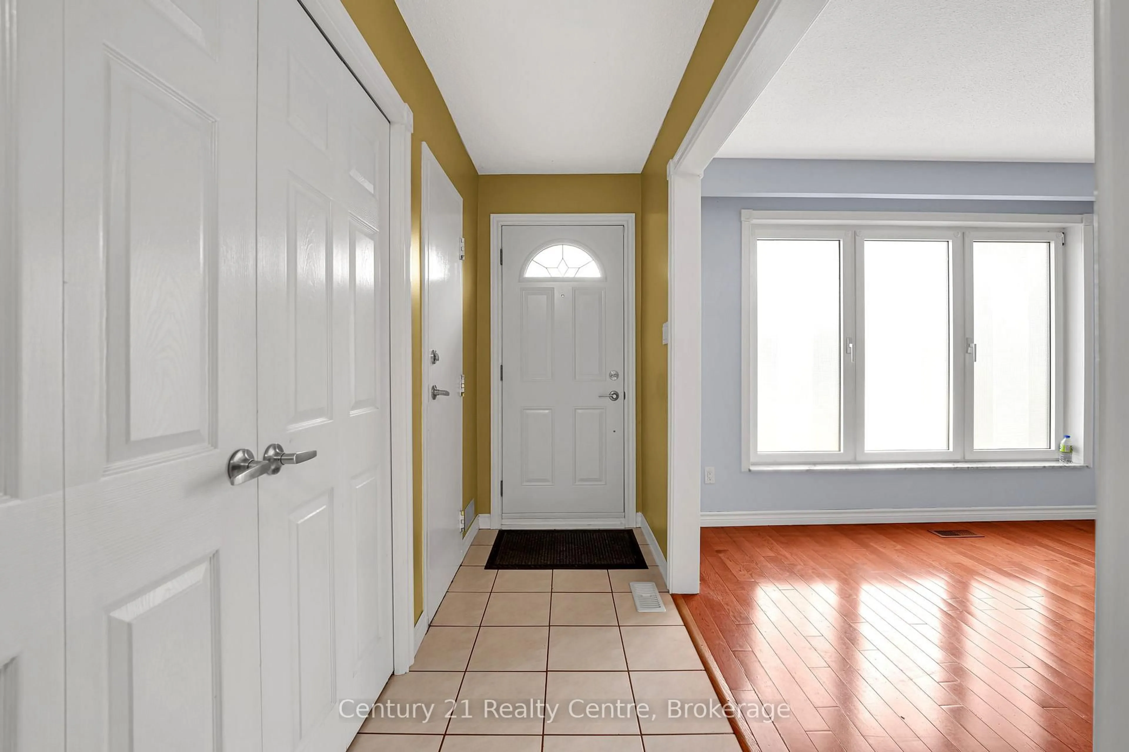 Indoor entryway for 3233 Monica Dr, Mississauga Ontario L4T 3E6