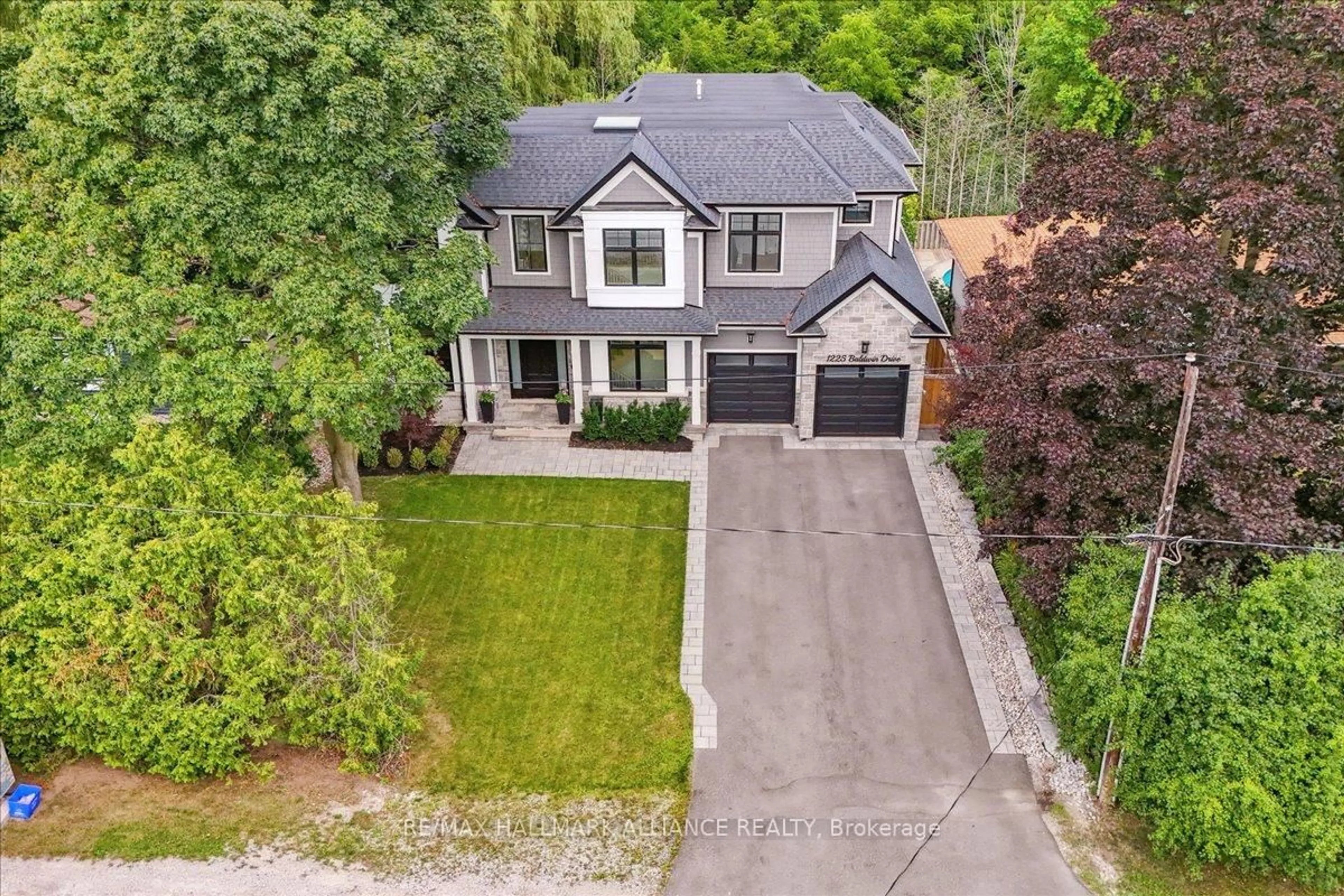 A pic from outside/outdoor area/front of a property/back of a property/a pic from drone, street for 1225 Baldwin Dr, Oakville Ontario L6J 2W4