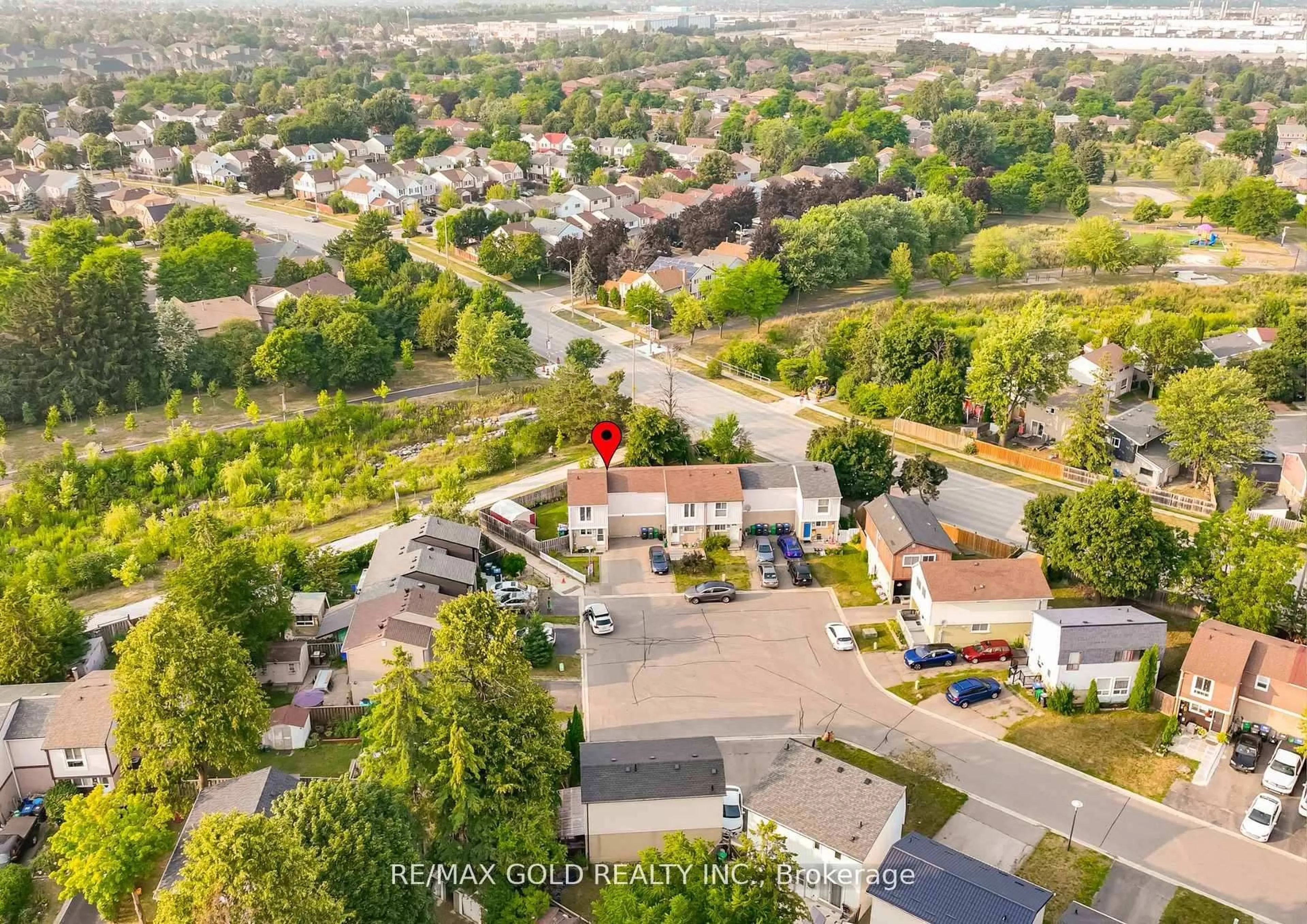 A pic from outside/outdoor area/front of a property/back of a property/a pic from drone, mountain view for 11 Jasmine Sq, Brampton Ontario L6S 2N1