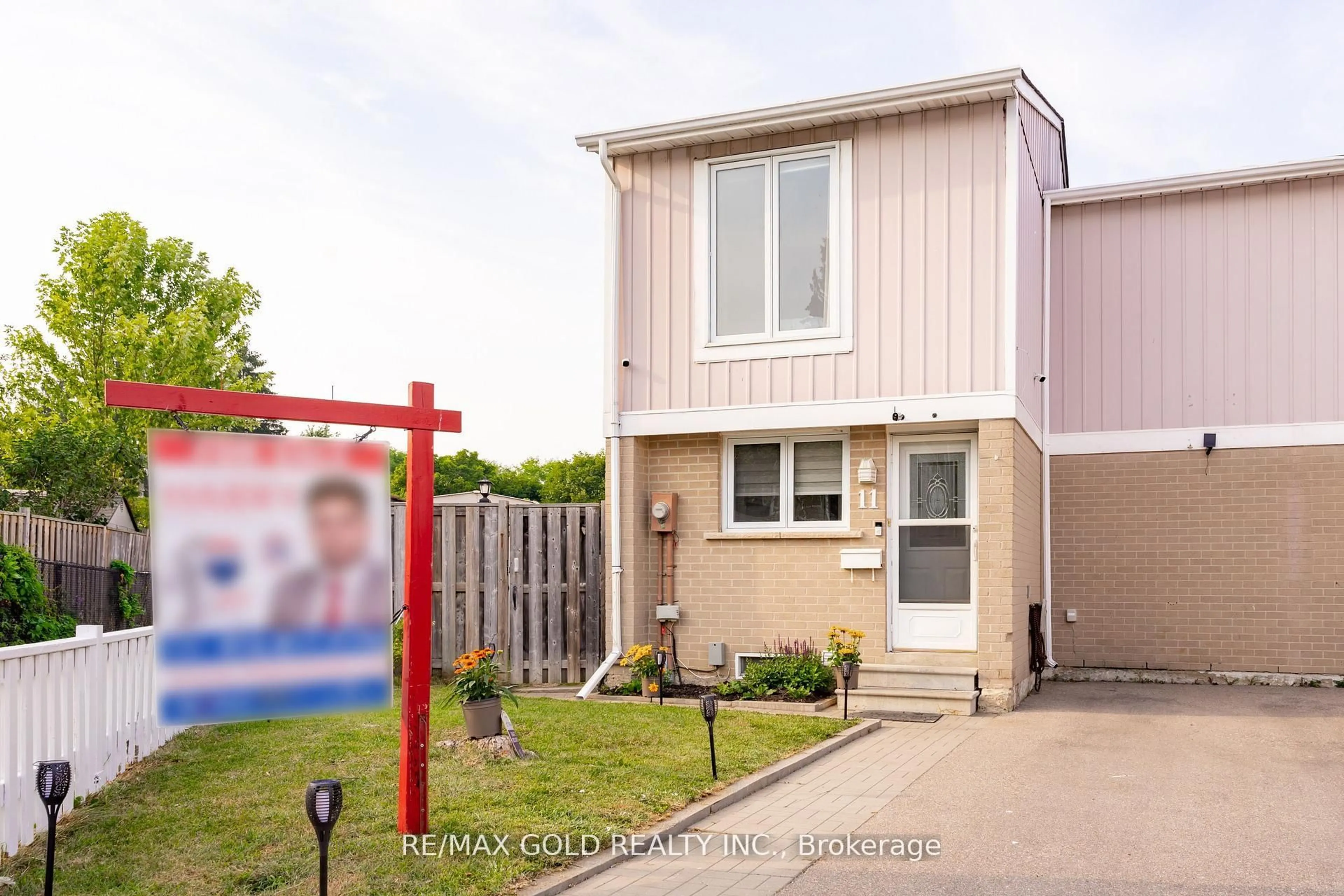 Unknown for 11 Jasmine Sq, Brampton Ontario L6S 2N1