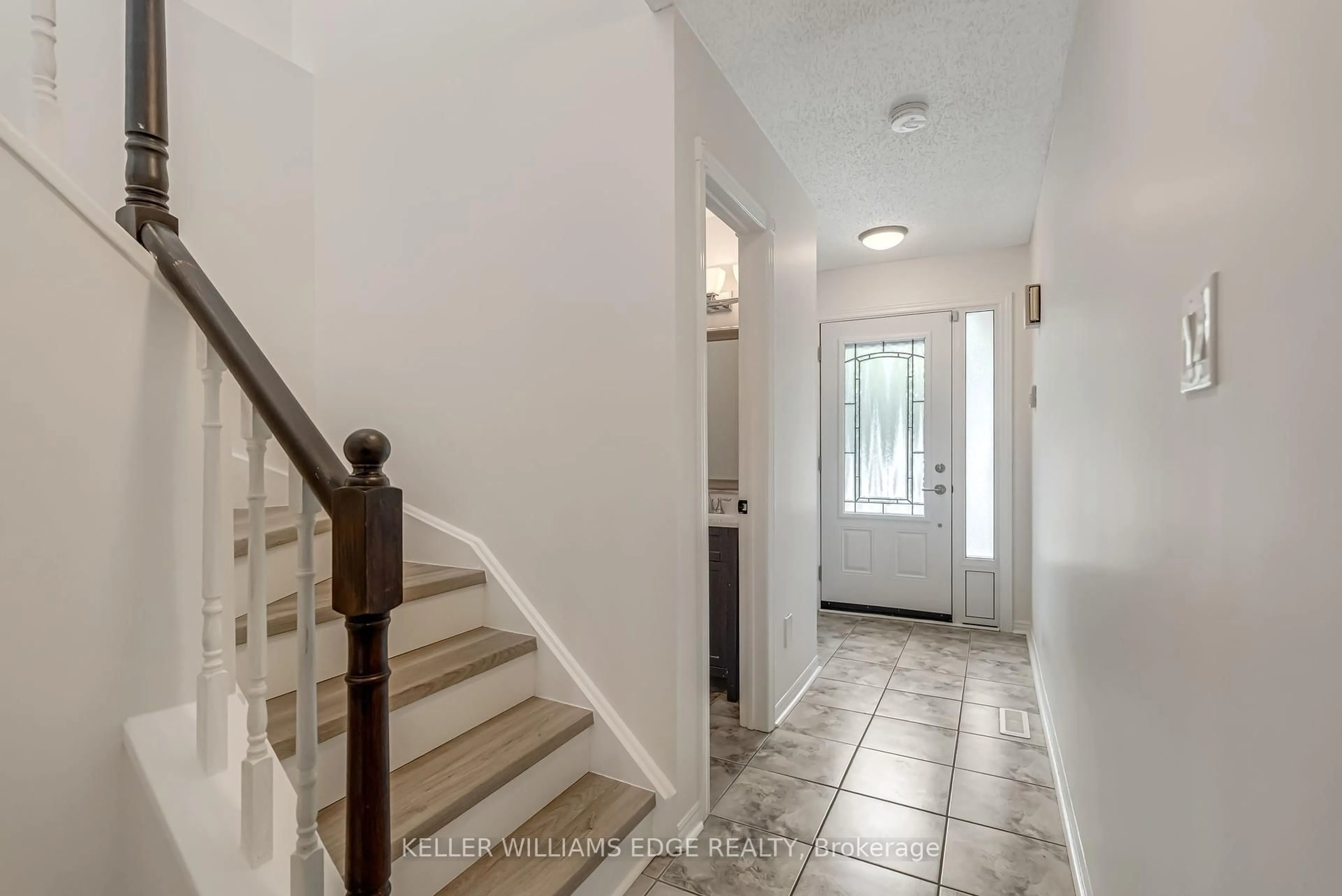 Indoor entryway for 1232 Guelph Line #7, Burlington Ontario L7P 2S9