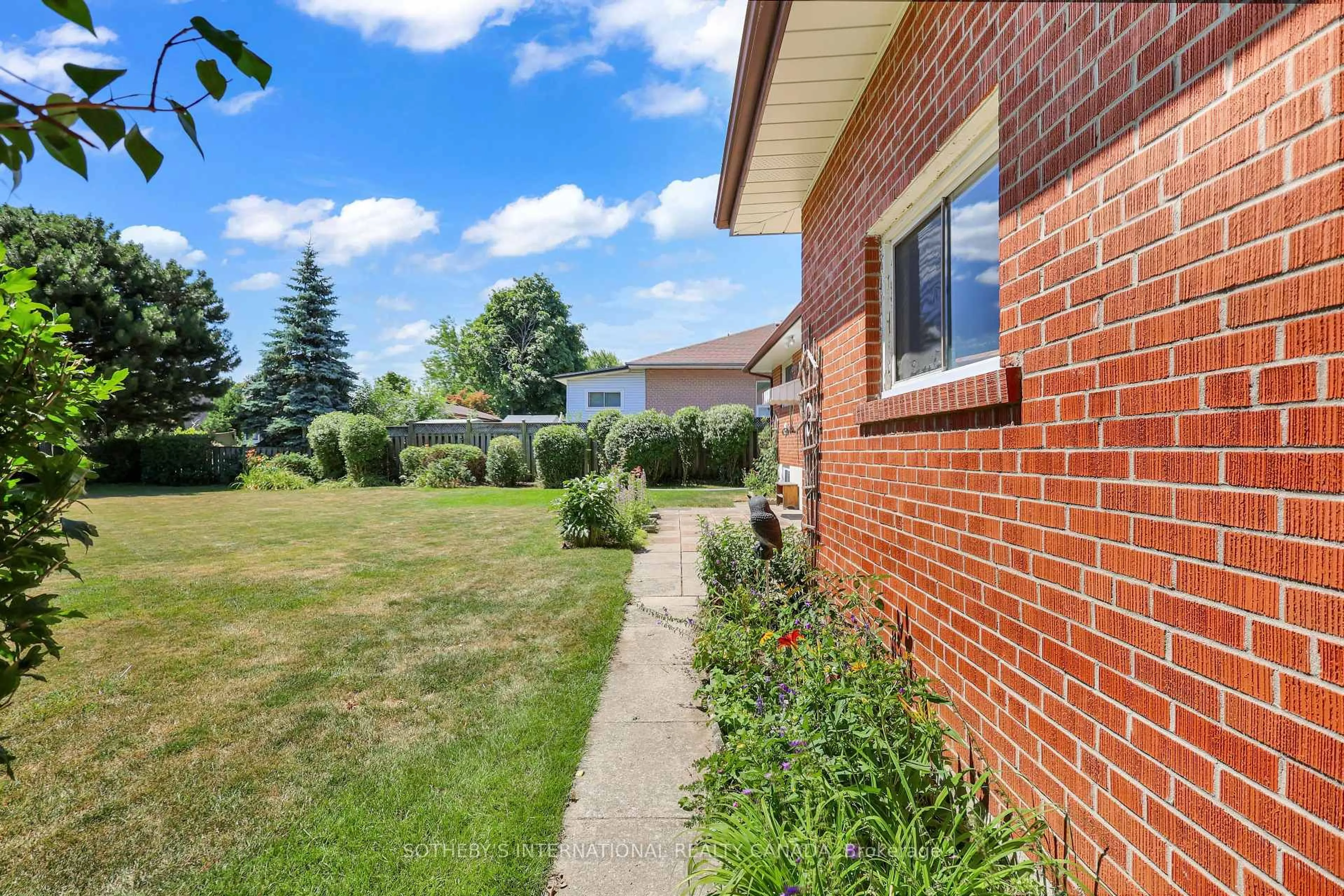 Patio, street for 2506 Constable Rd, Mississauga Ontario L5J 1W1