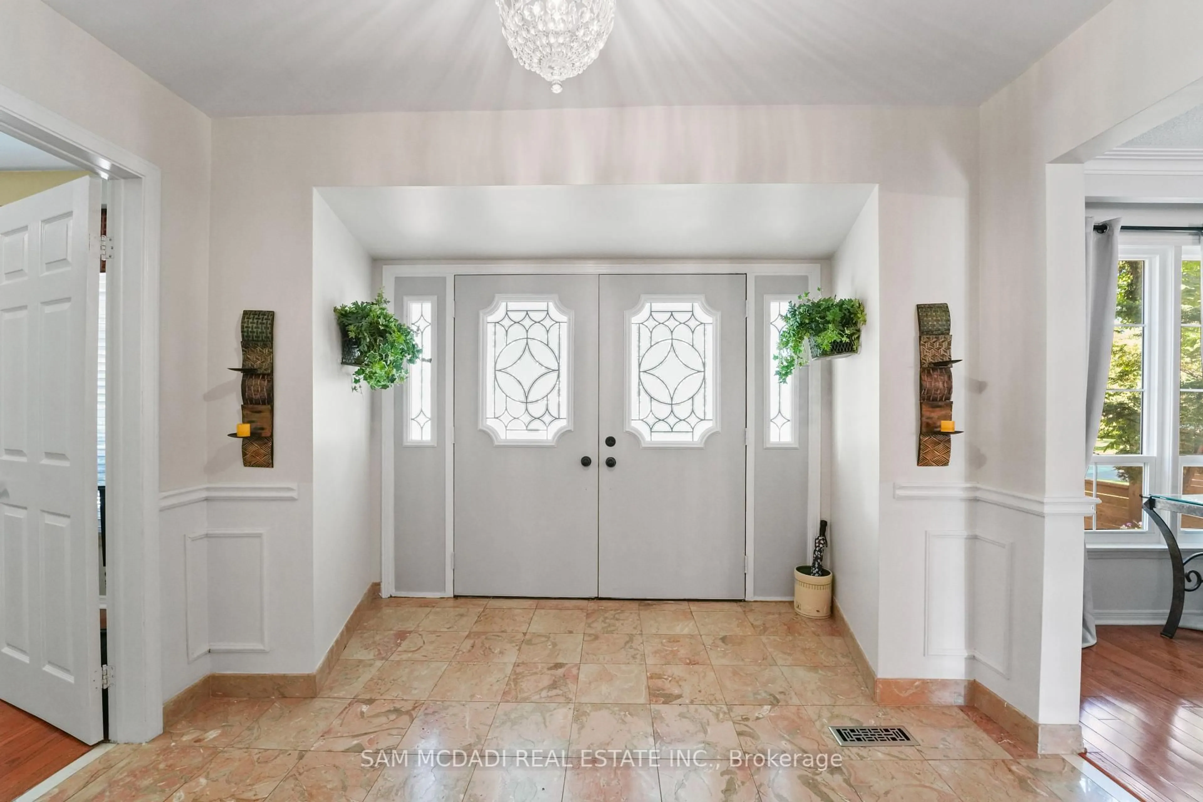 Indoor entryway for 2032 Shannon Dr, Mississauga Ontario L5H 3W3