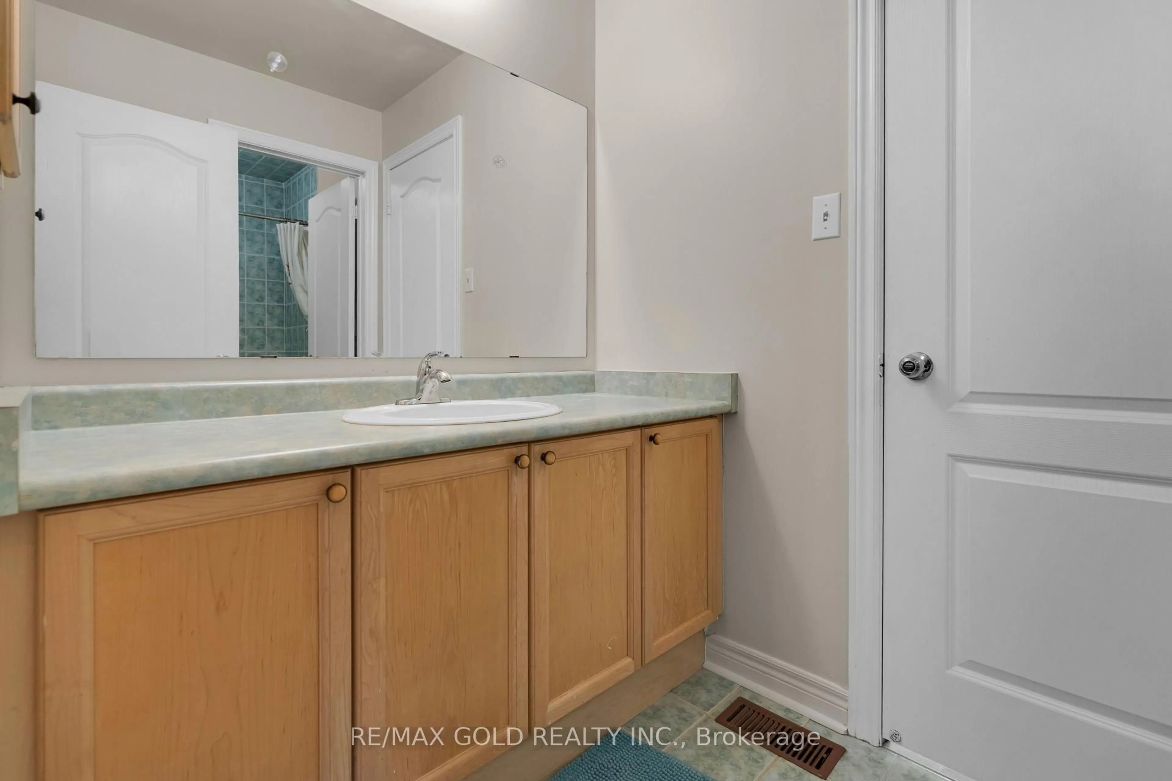 Laundry room for 10 Morgandale Rd, Brampton Ontario L7A 2K1