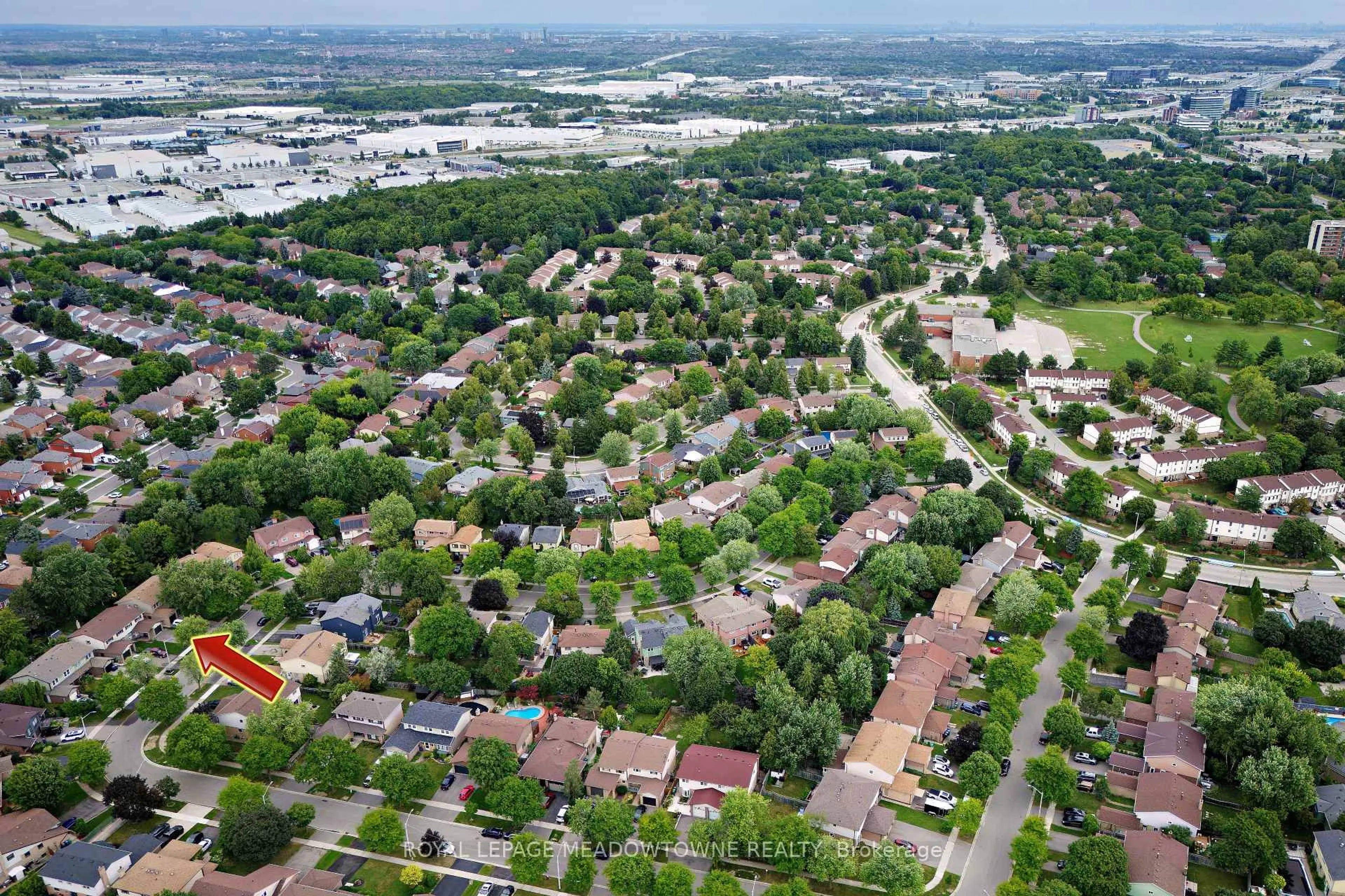 A pic from outside/outdoor area/front of a property/back of a property/a pic from drone, street for 7223 Bendigo Circ, Mississauga Ontario L5N 1Z4