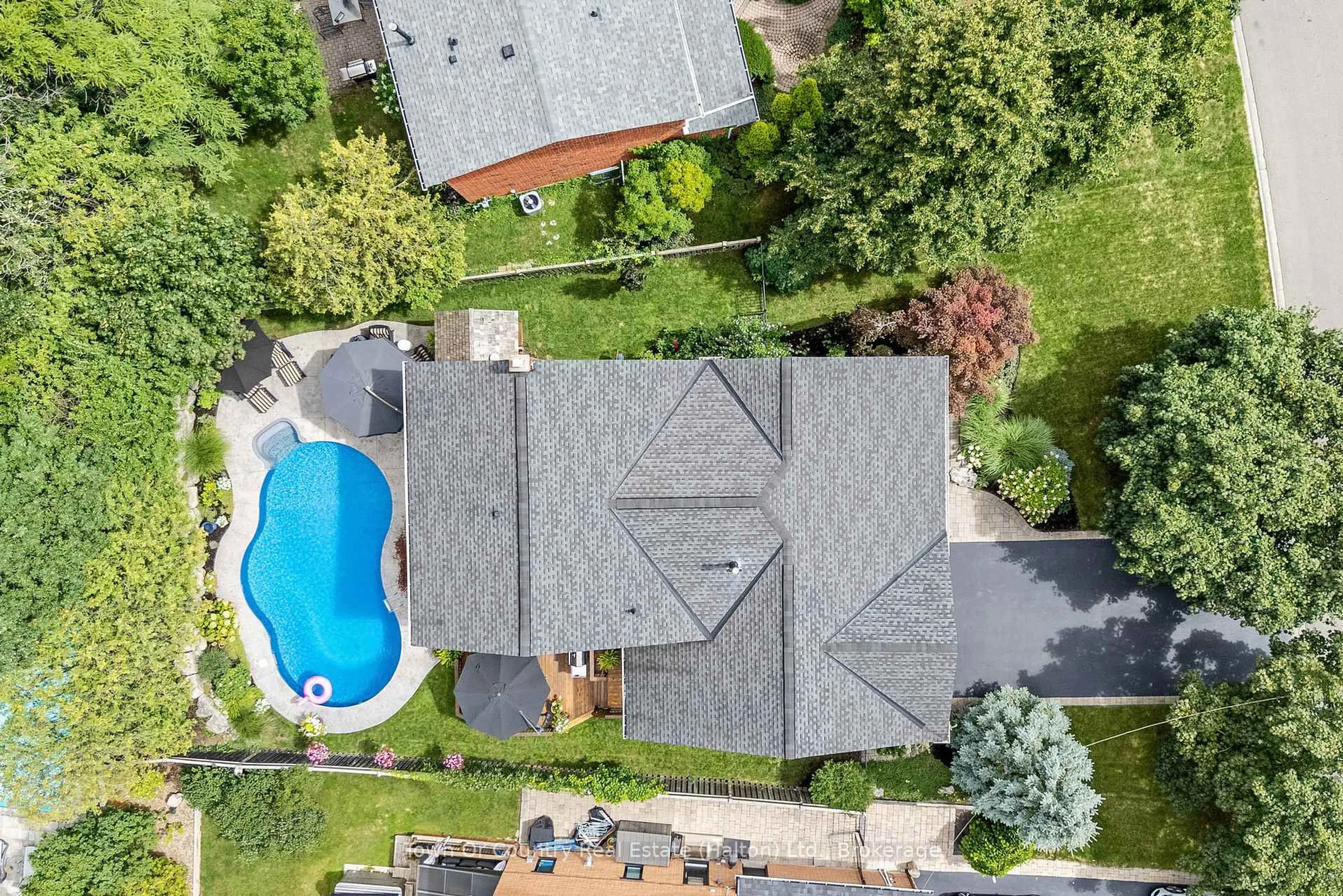 A pic from outside/outdoor area/front of a property/back of a property/a pic from drone, unknown for 491 White Dr, Milton Ontario L9T 4G3