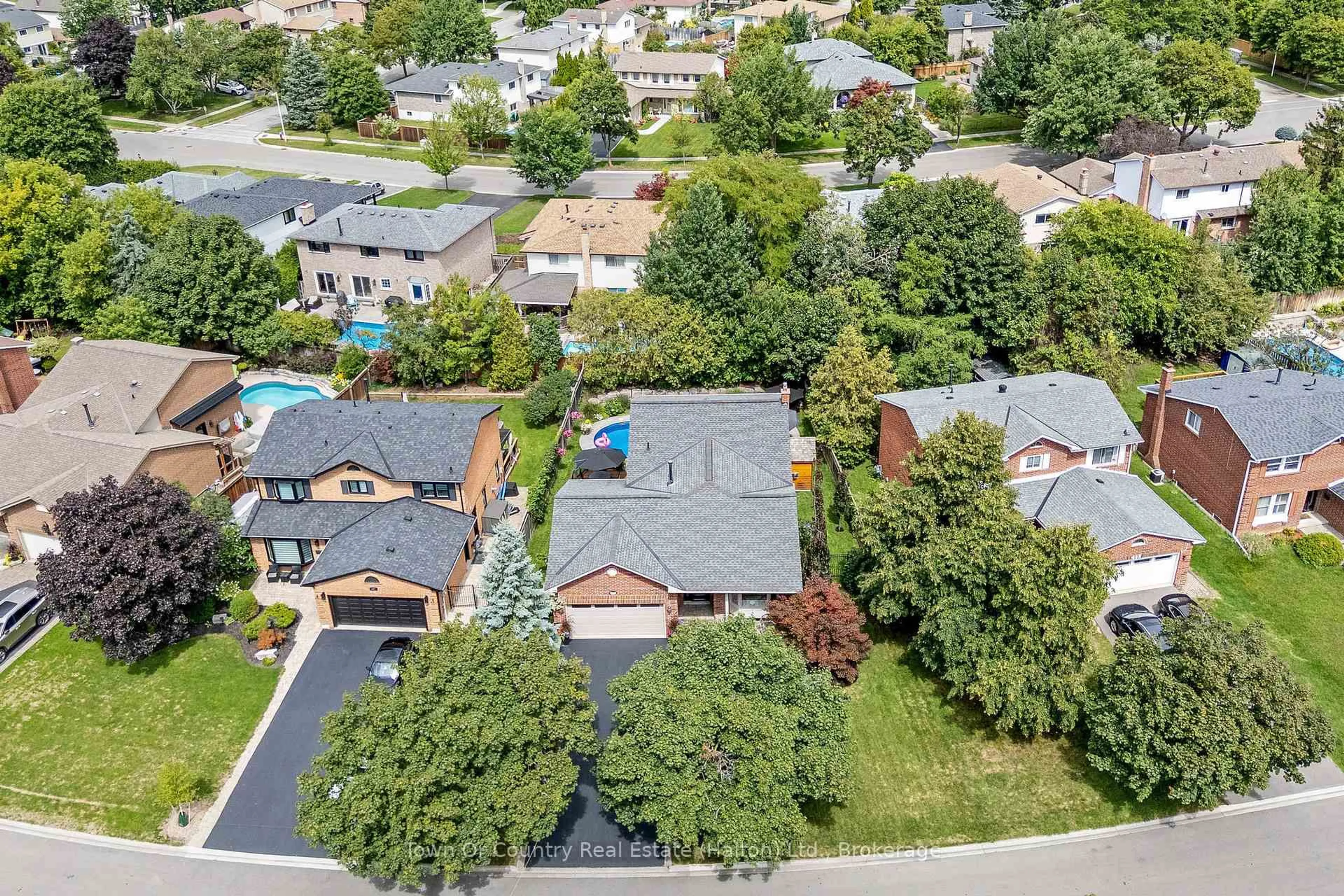 A pic from outside/outdoor area/front of a property/back of a property/a pic from drone, street for 491 White Dr, Milton Ontario L9T 4G3