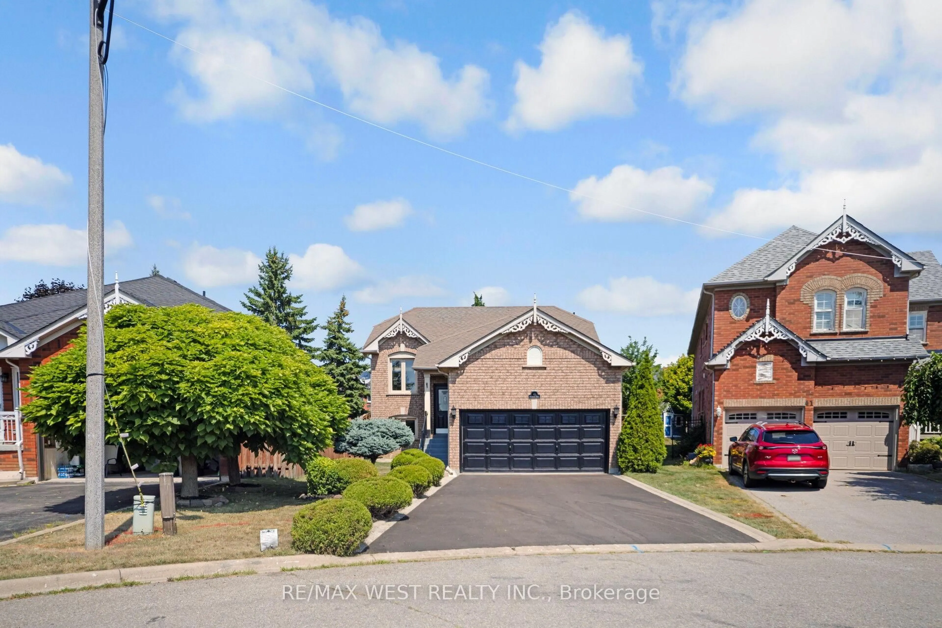 A pic from outside/outdoor area/front of a property/back of a property/a pic from drone, street for 43 Flemington Dr, Caledon Ontario L7C 1B7