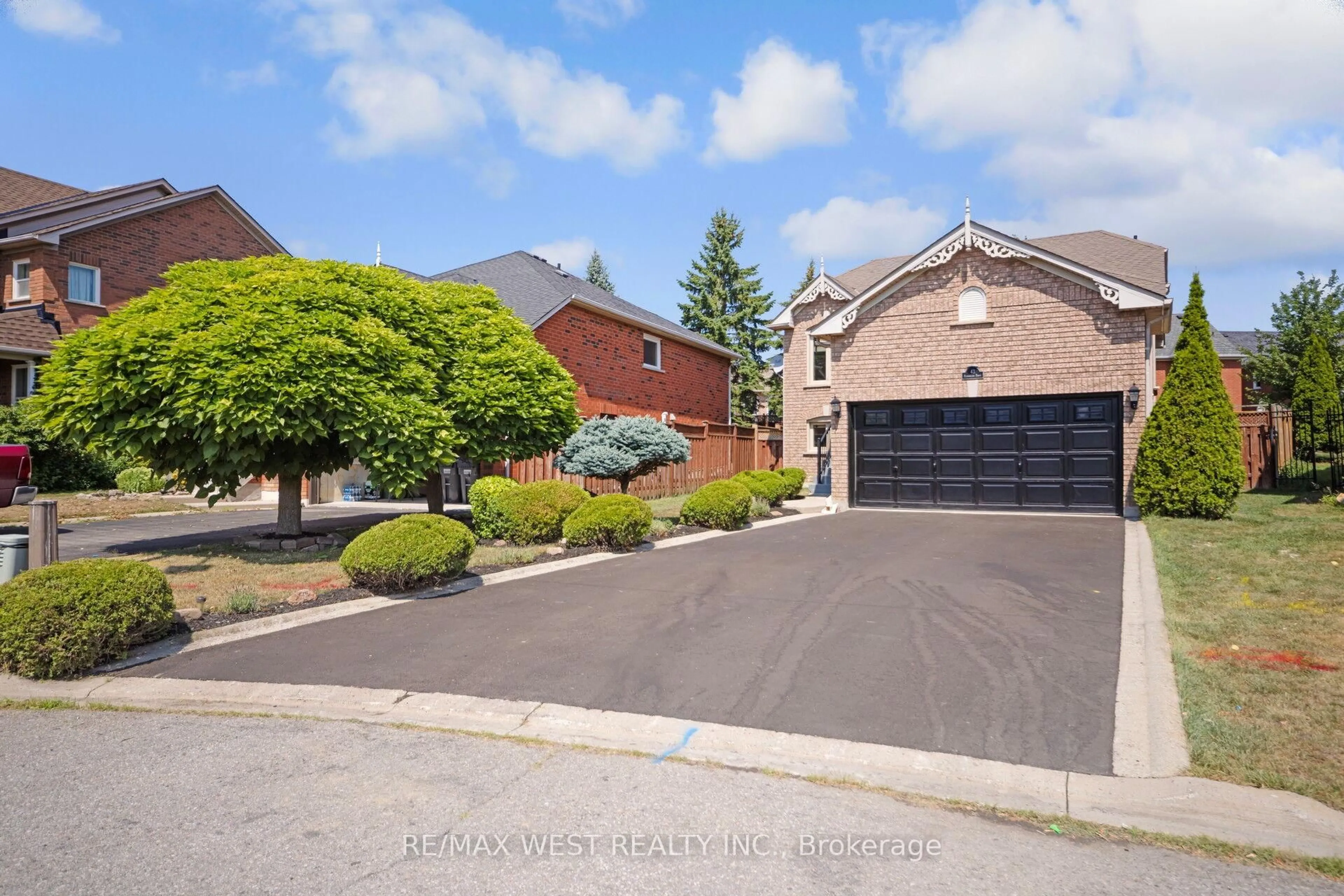 A pic from outside/outdoor area/front of a property/back of a property/a pic from drone, street for 43 Flemington Dr, Caledon Ontario L7C 1B7