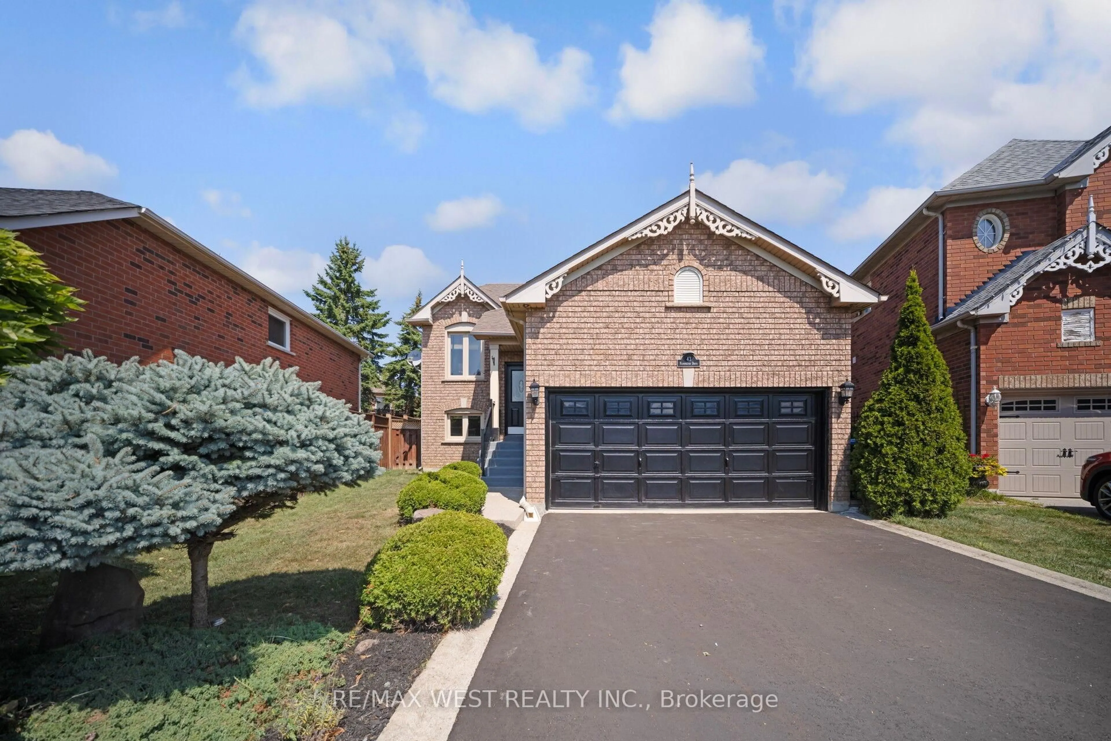 A pic from outside/outdoor area/front of a property/back of a property/a pic from drone, street for 43 Flemington Dr, Caledon Ontario L7C 1B7
