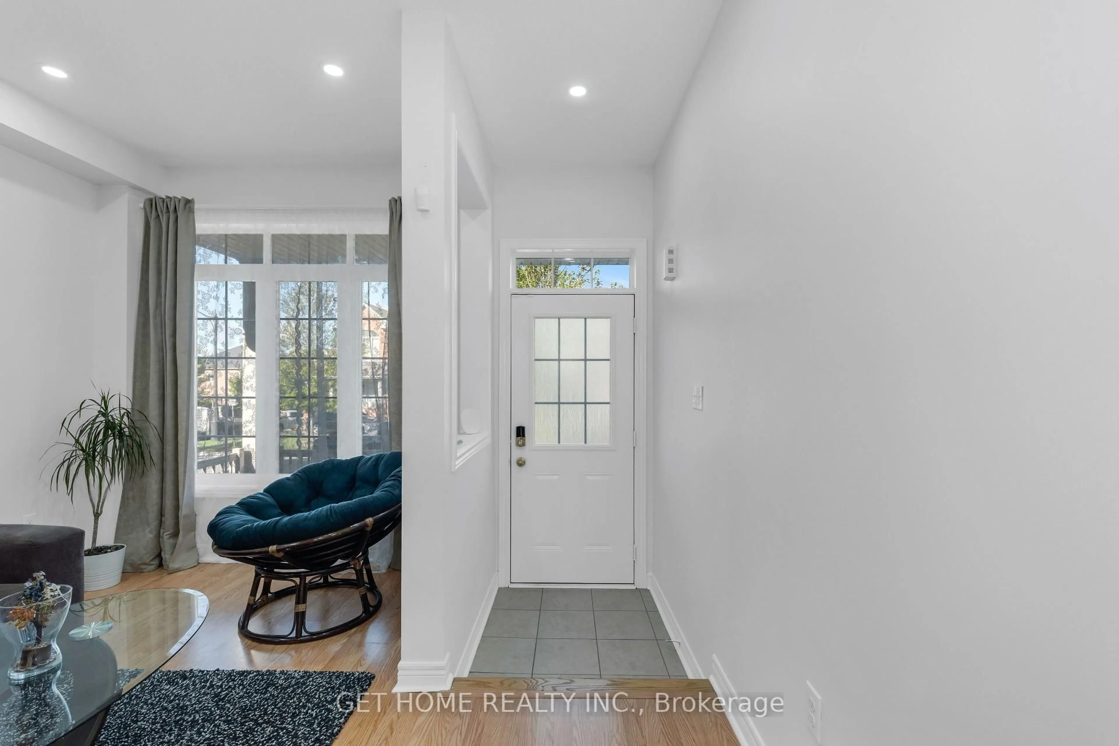 Indoor entryway for 43 Baby Pointe Tr, Brampton Ontario L7A 0W3