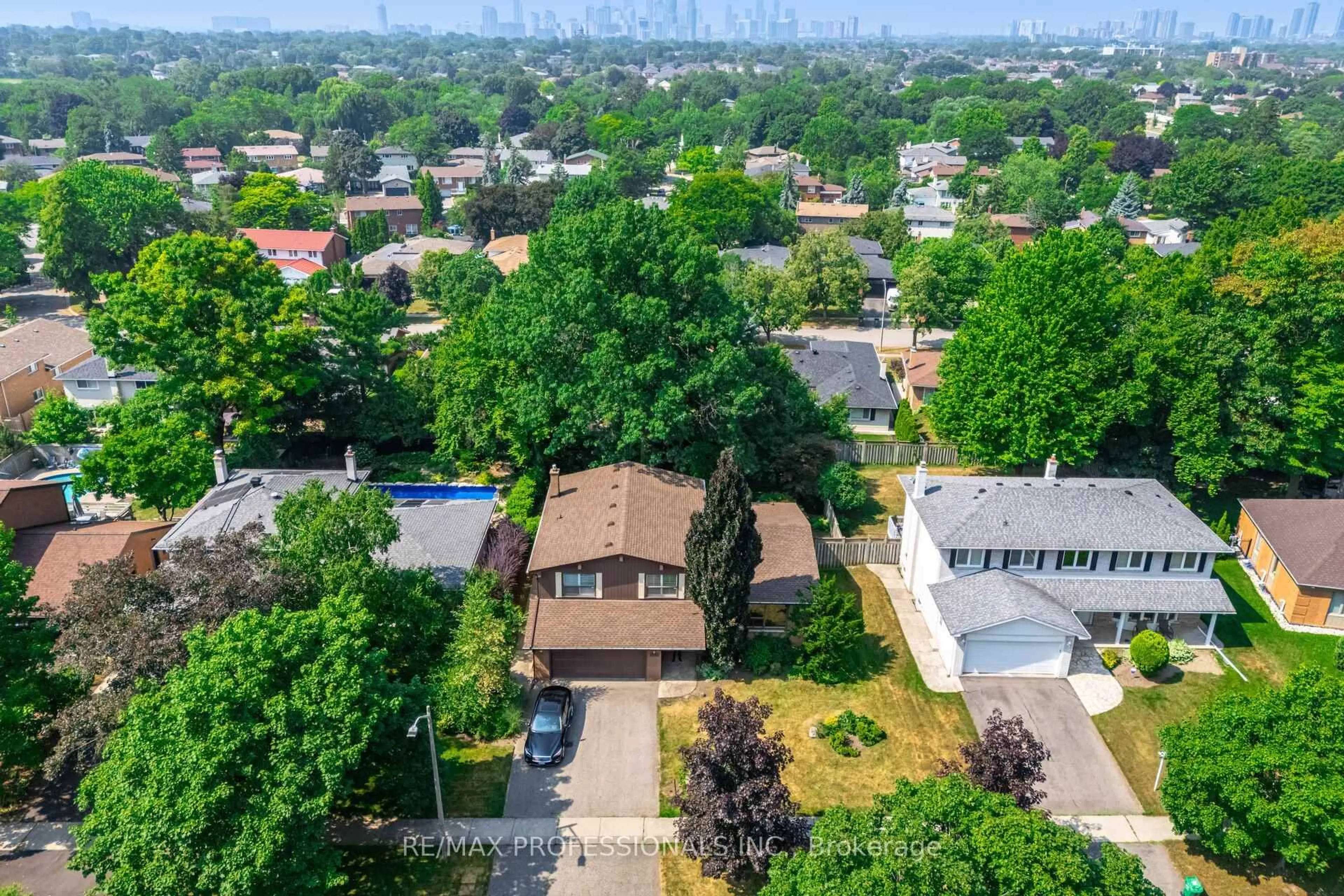A pic from outside/outdoor area/front of a property/back of a property/a pic from drone, city buildings view from balcony for 3667 Beechollow Cres, Mississauga Ontario L4Y 3T3