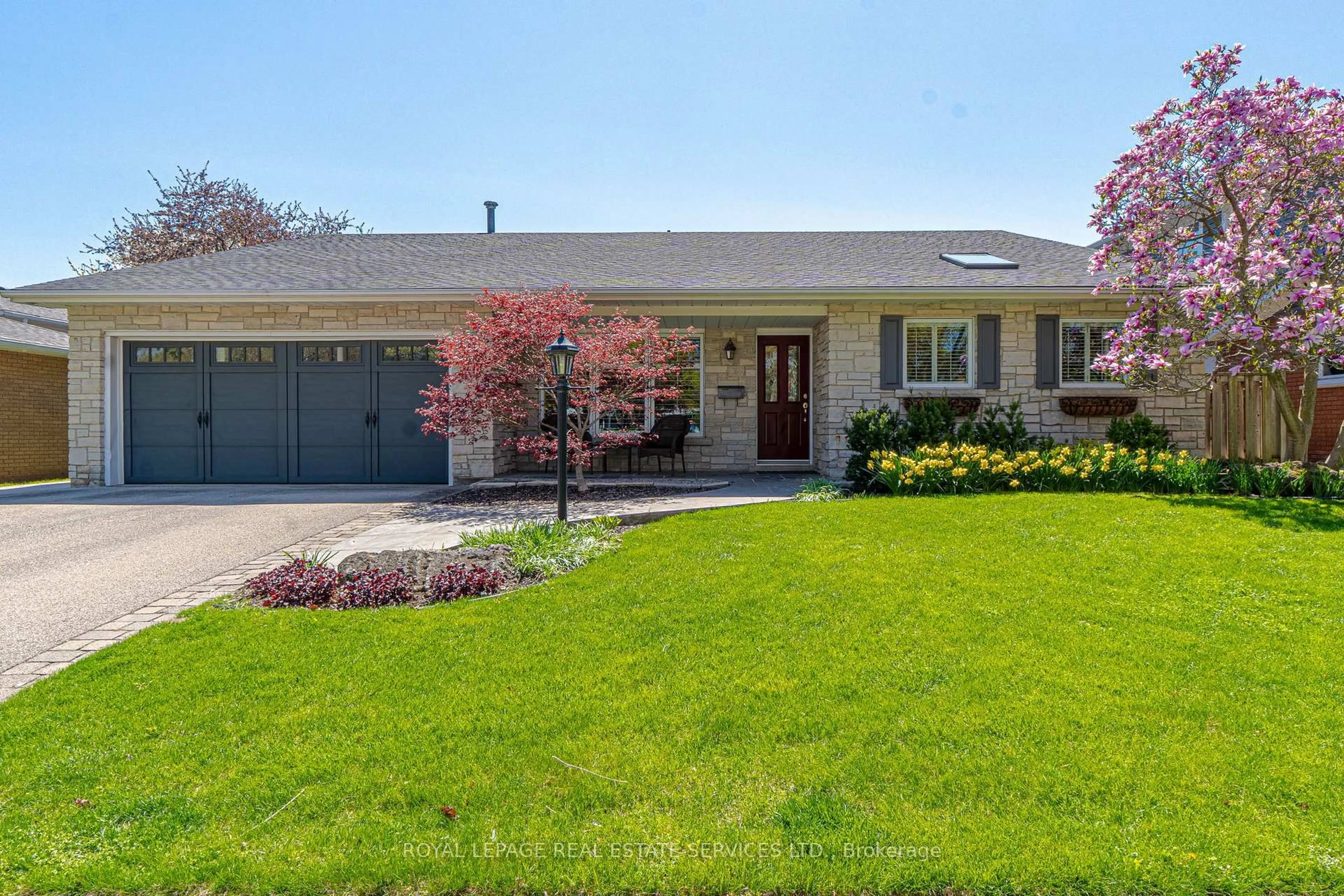Home with vinyl exterior material, street for 298 Glen Afton Dr, Burlington Ontario L7L 1H1