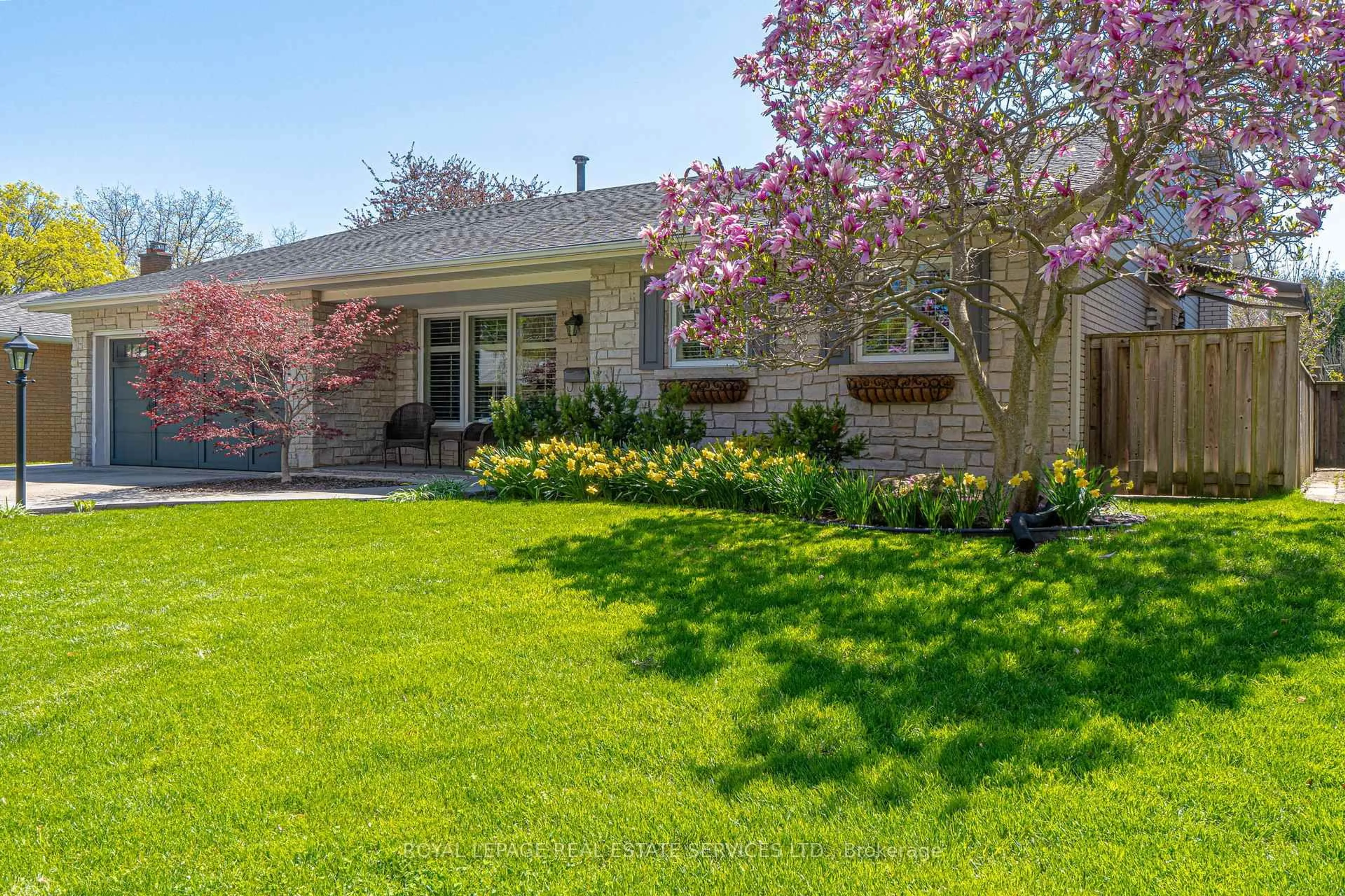 Patio, street for 298 Glen Afton Dr, Burlington Ontario L7L 1H1