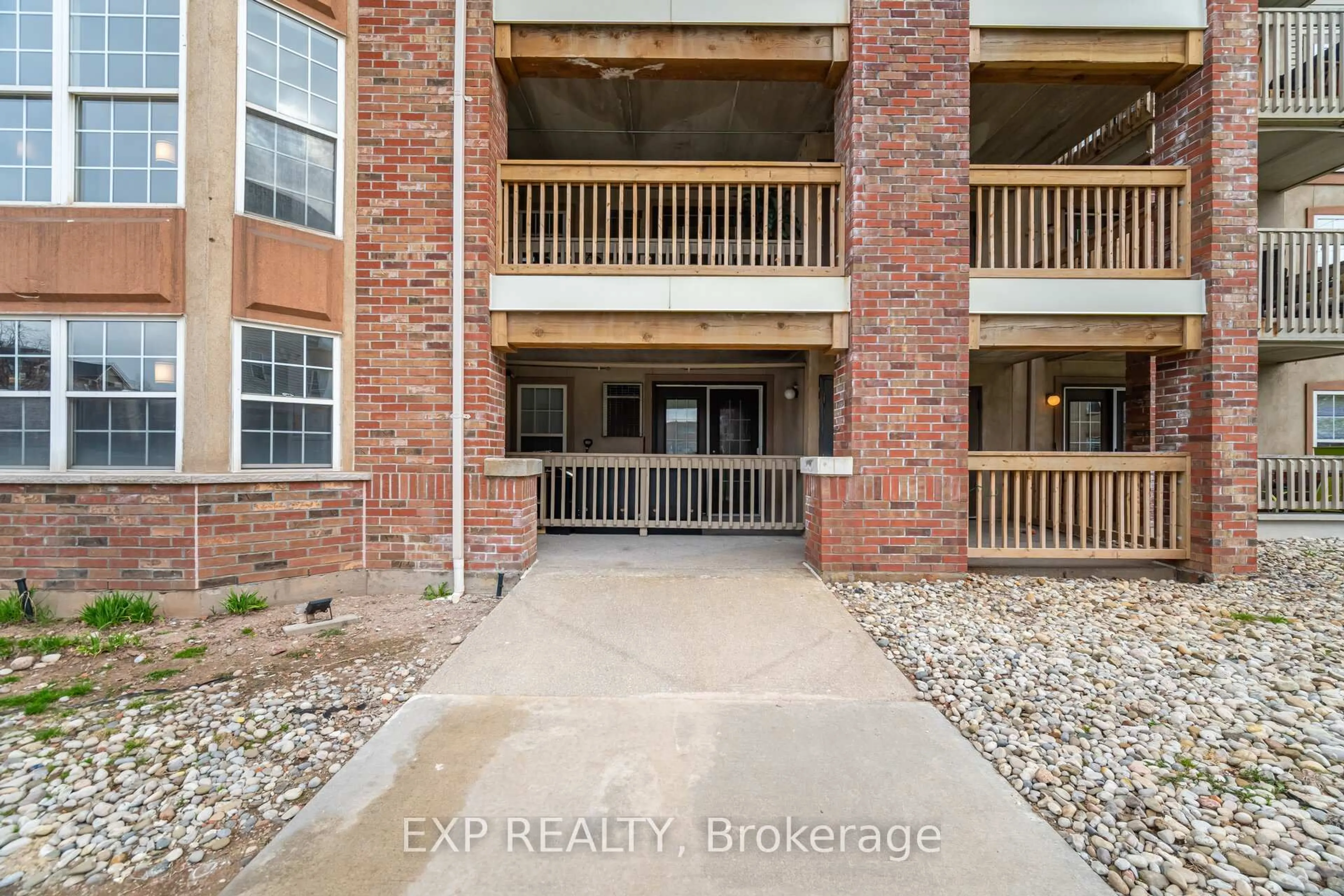 Indoor entryway for 4005 Kilmer Dr #104, Burlington Ontario L7M 4M2