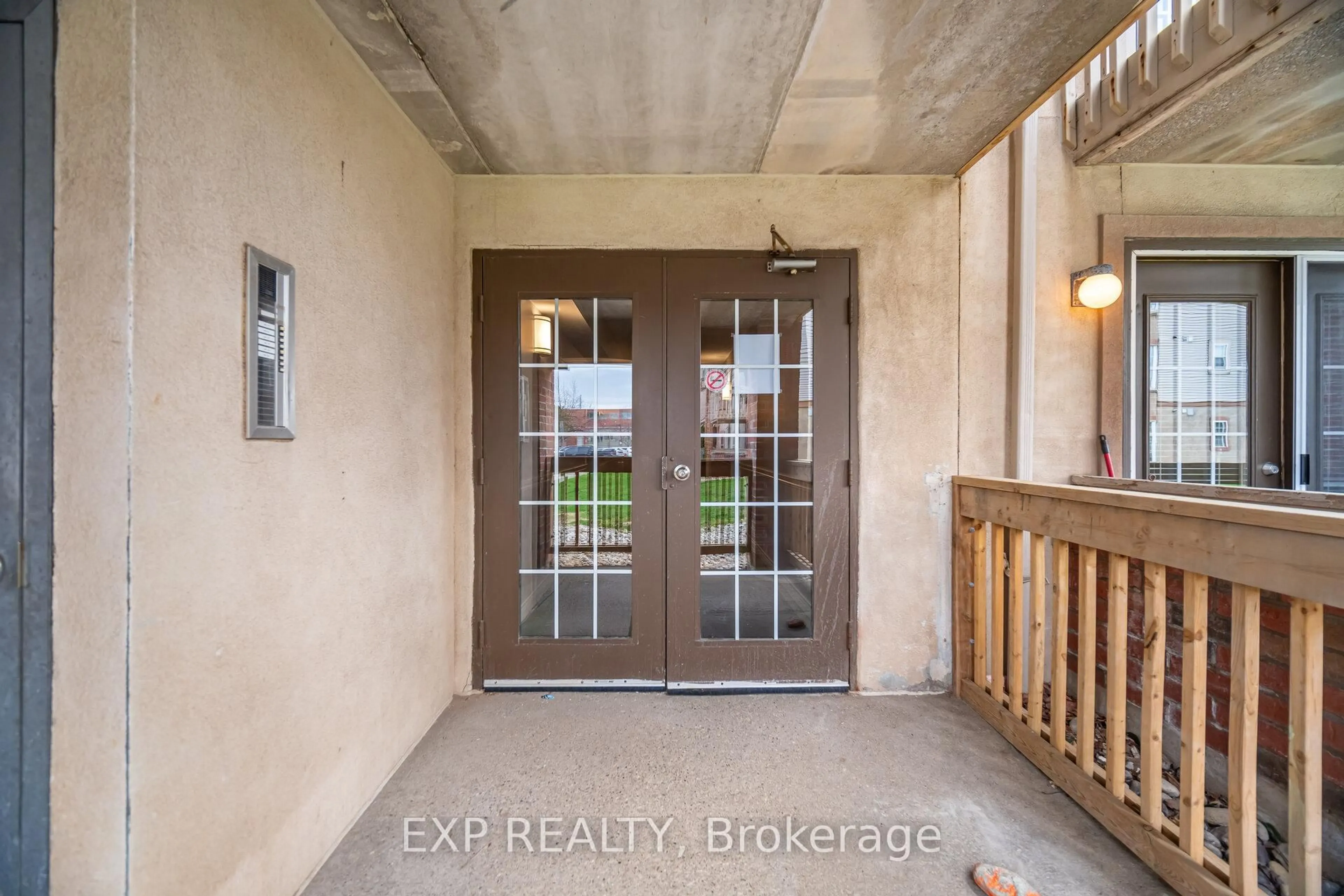 Indoor entryway for 4005 Kilmer Dr #104, Burlington Ontario L7M 4M2
