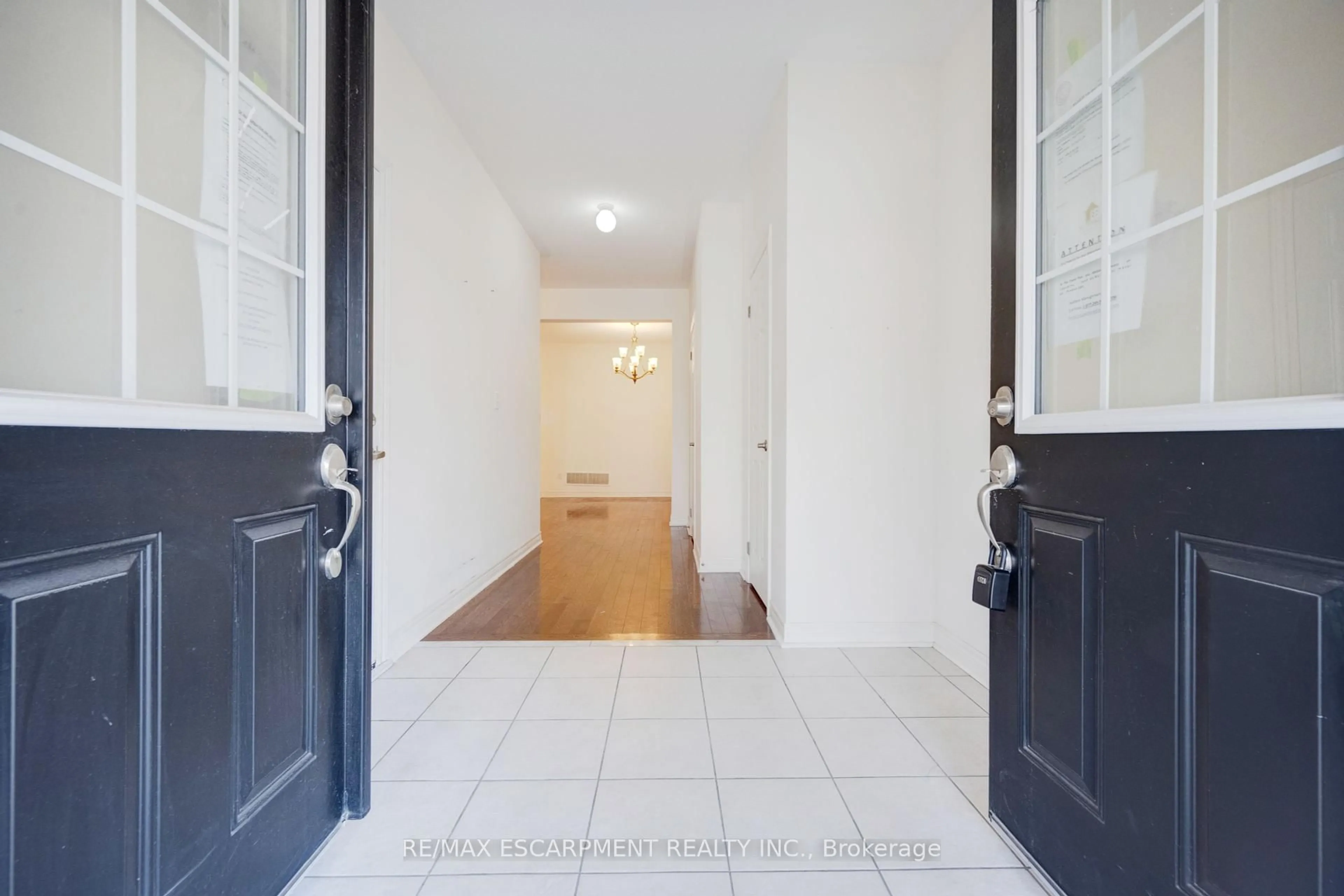 Indoor entryway for 489 Downes Jackson Hts, Milton Ontario L9T 8W1