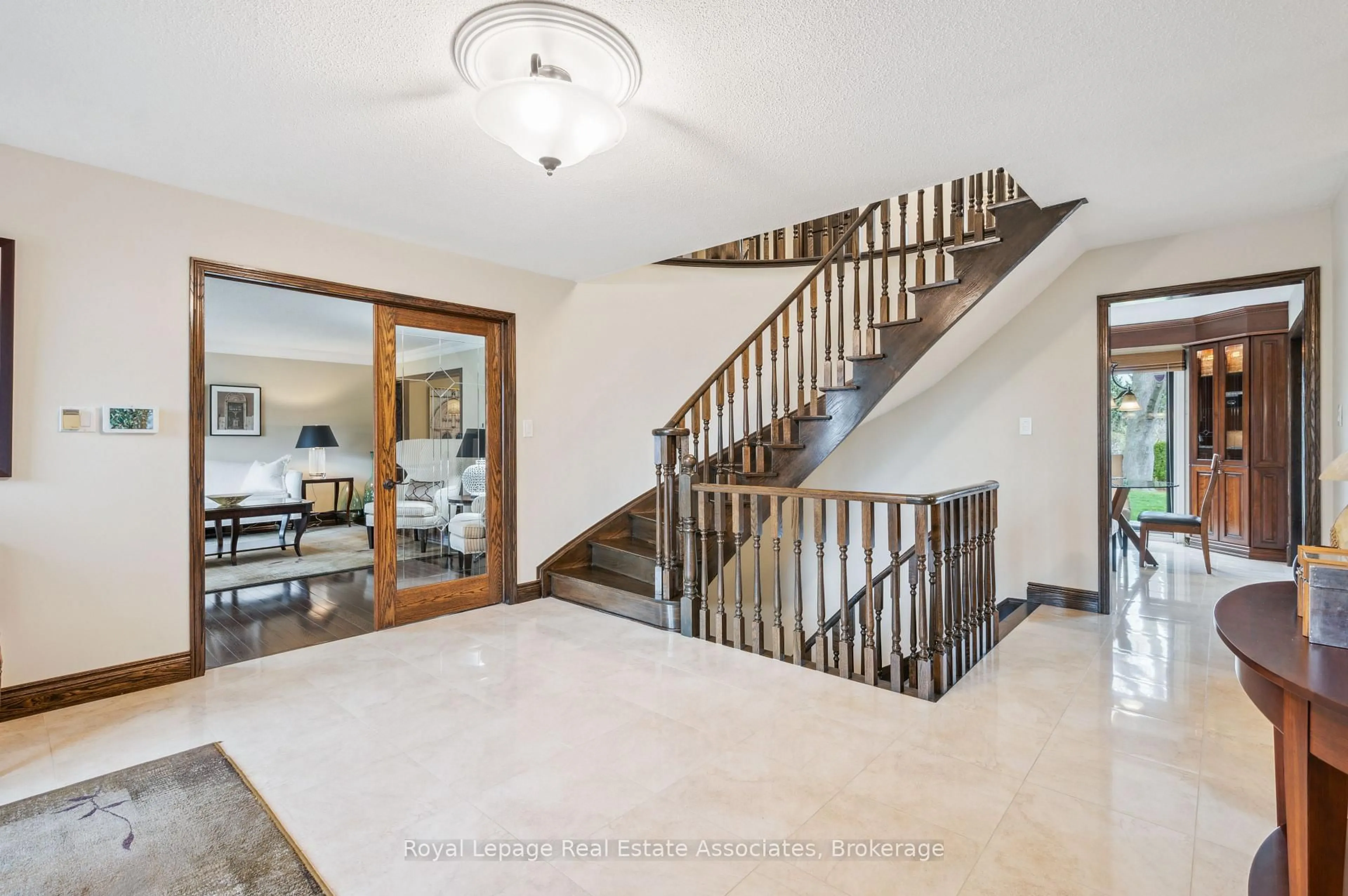 Indoor foyer for 1702 Carrington Rd, Mississauga Ontario L5M 2K2