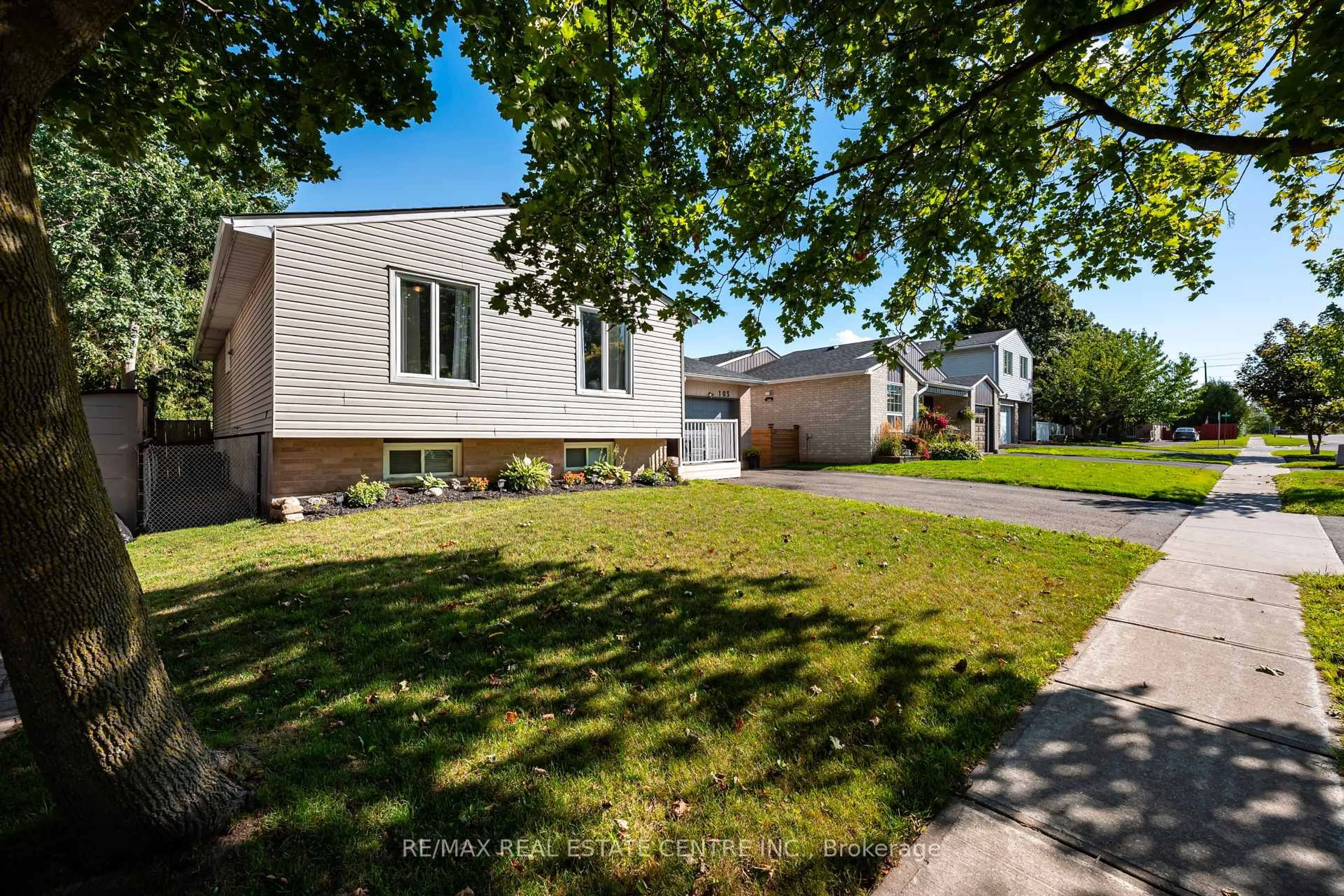 A pic from outside/outdoor area/front of a property/back of a property/a pic from drone, street for 193 Diane Dr, Orangeville Ontario L9W 3N3