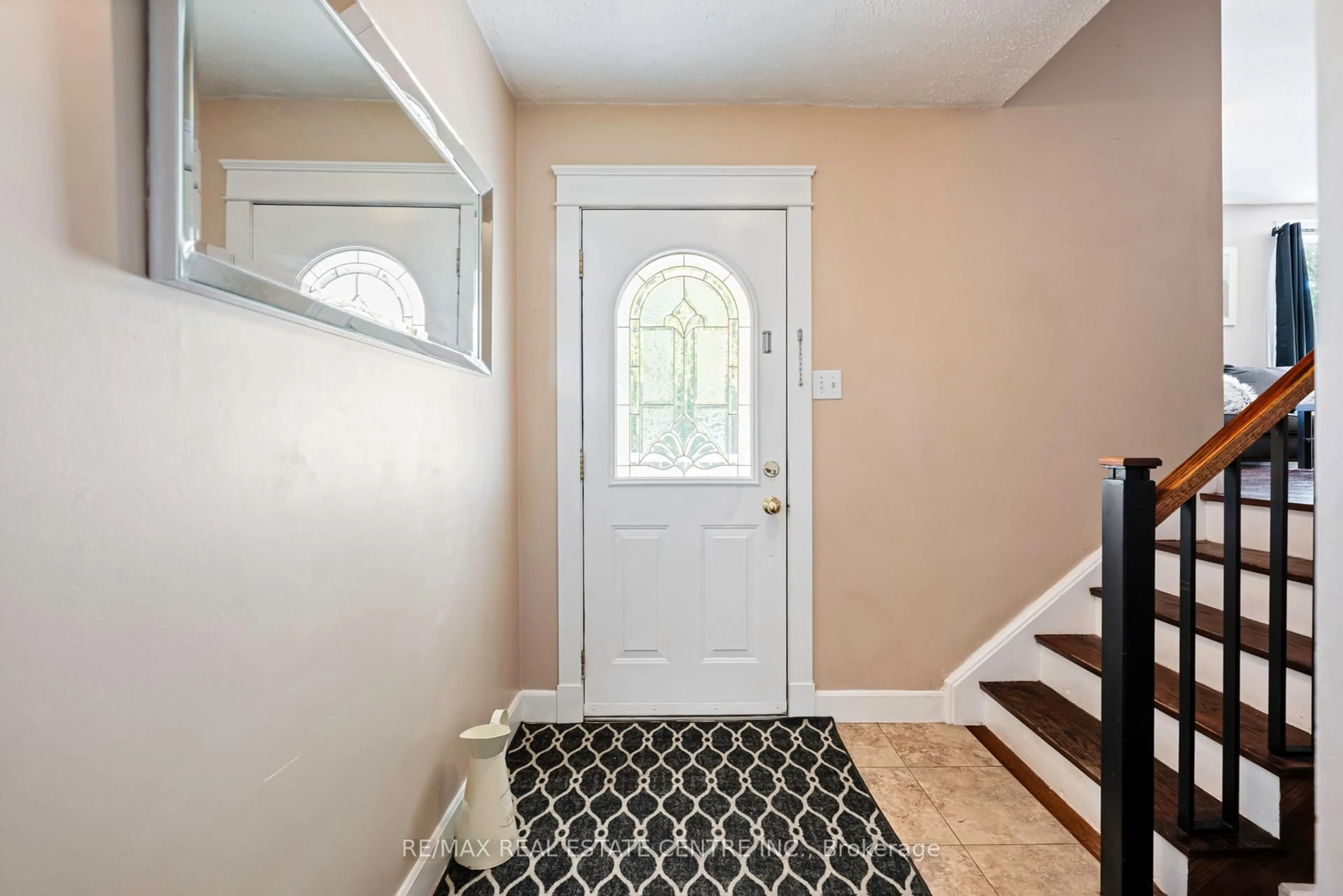 Indoor entryway for 193 Diane Dr, Orangeville Ontario L9W 3N3
