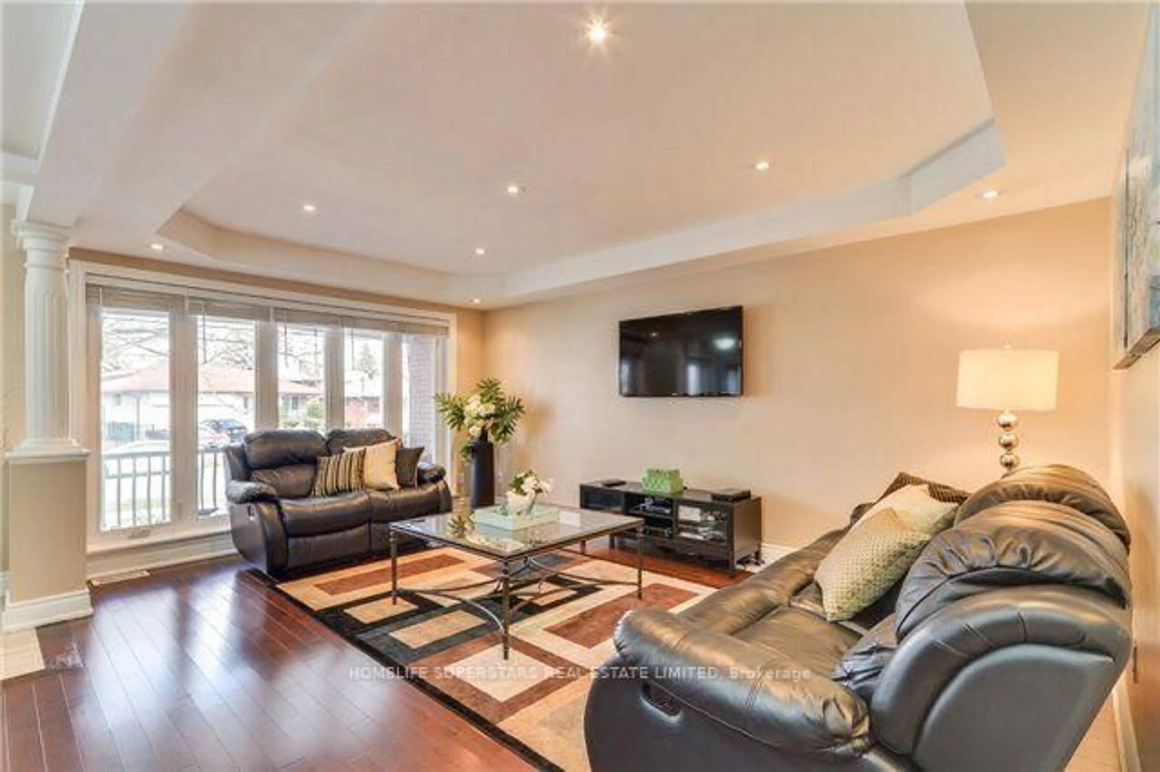 Living room with furniture, wood/laminate floor for 1413 Safeway Cres, Mississauga Ontario L4X 1H8