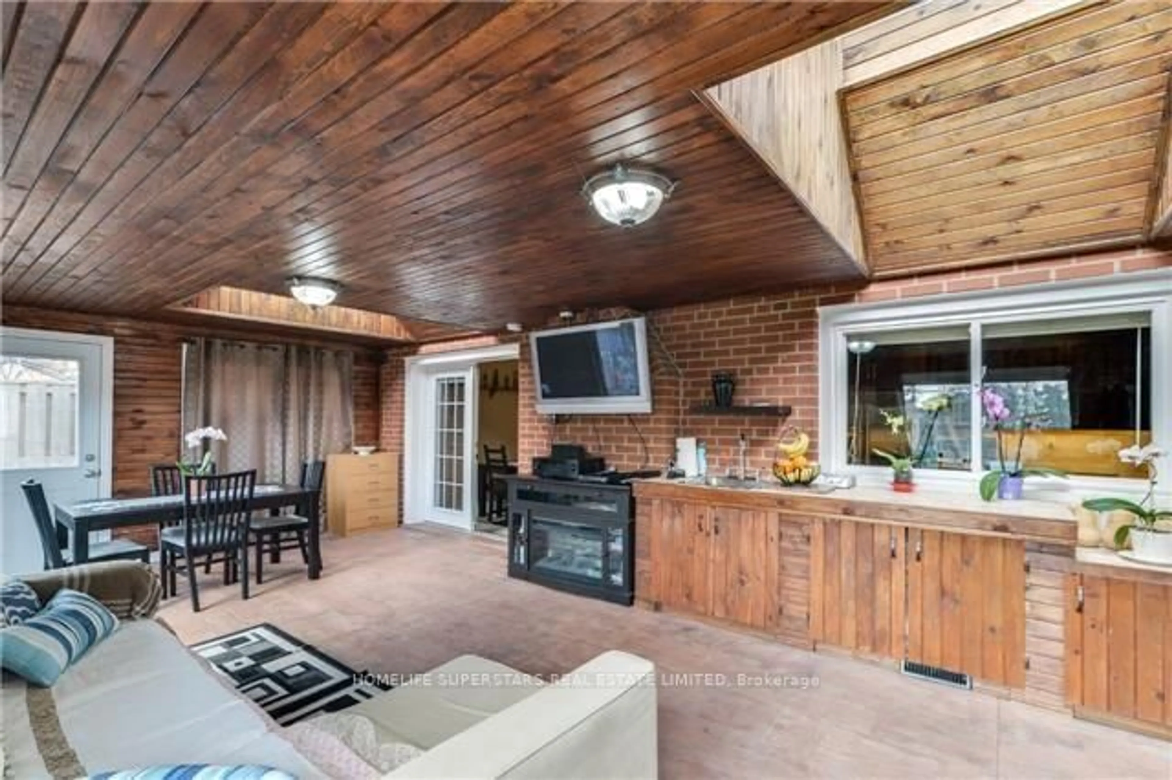 Patio, mountain view for 1413 Safeway Cres, Mississauga Ontario L4X 1H8