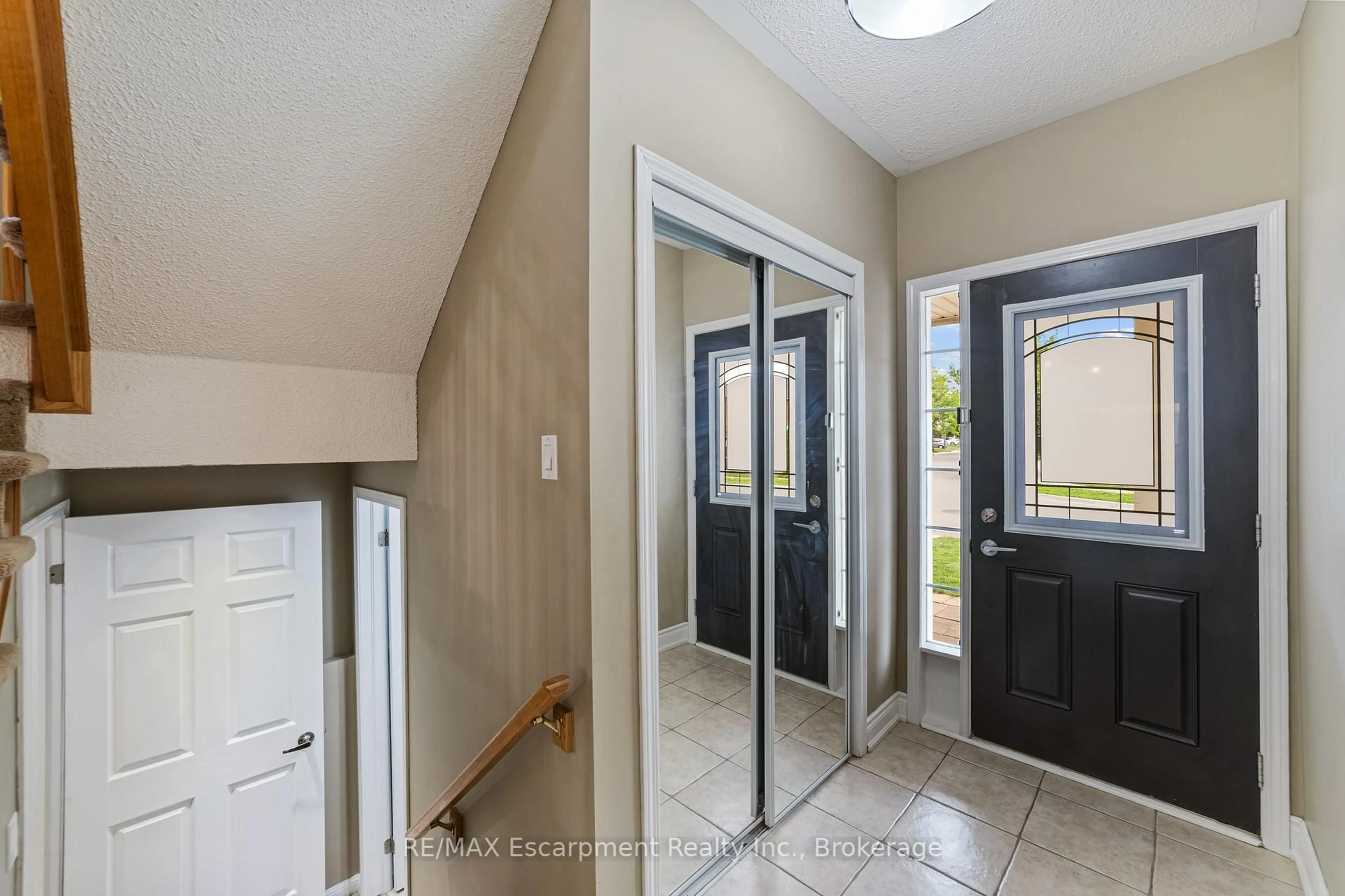 Indoor entryway for 1113 Riddell Cres, Milton Ontario L9T 6Y2