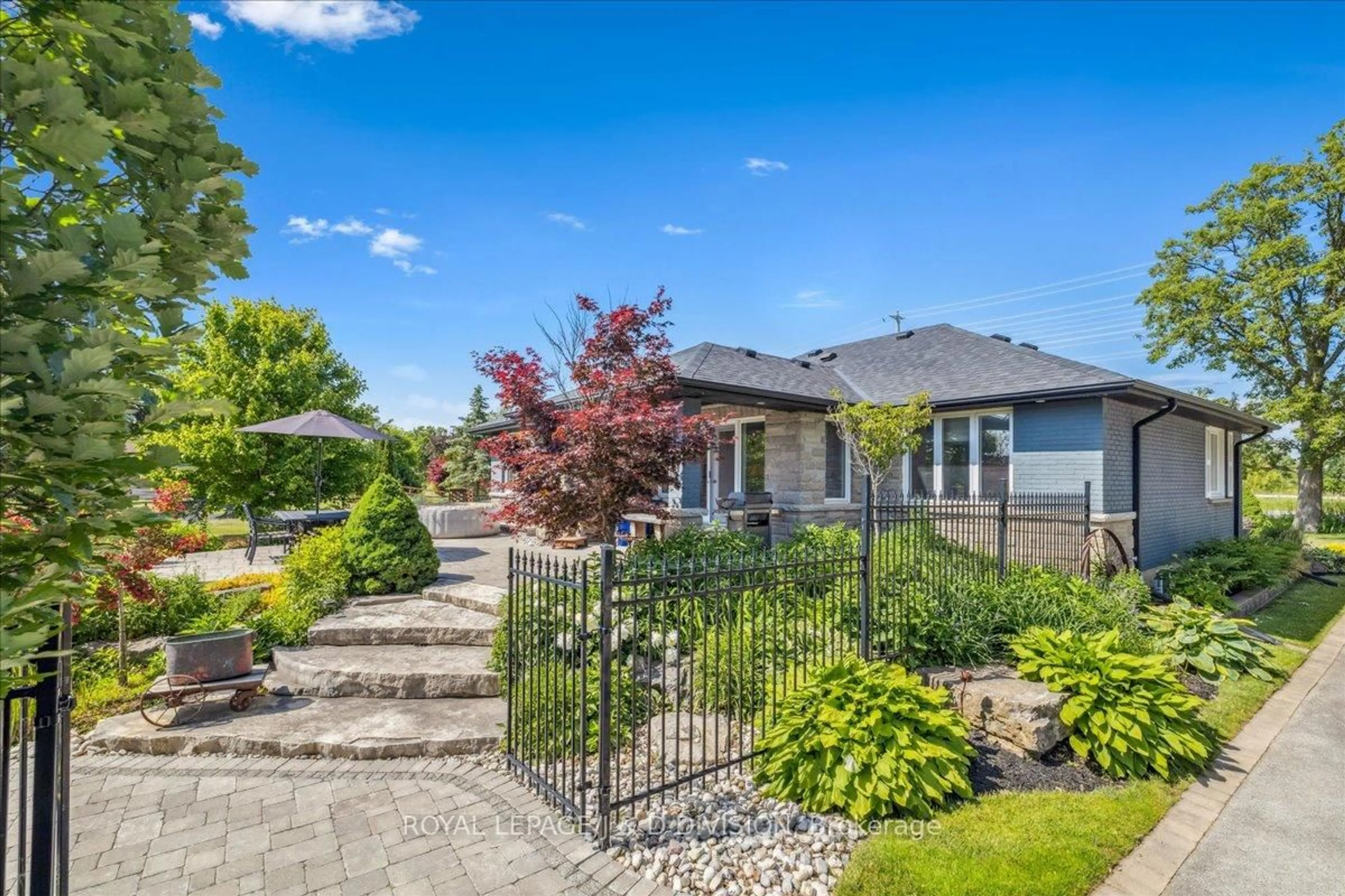 A pic from outside/outdoor area/front of a property/back of a property/a pic from drone, unknown for 4402 Tremaine Rd, Milton Ontario L9T 2Y1