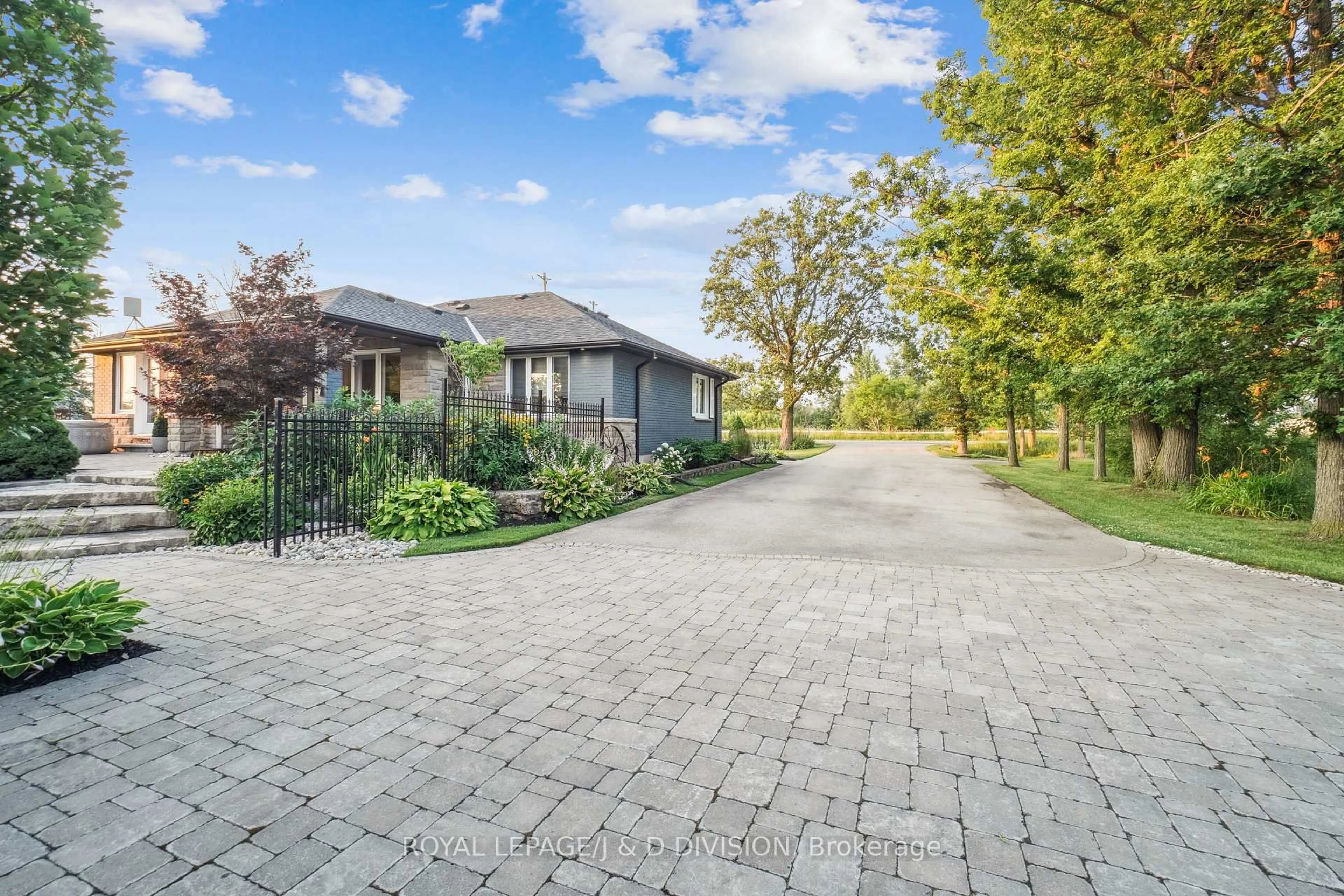 Patio, street for 4402 Tremaine Rd, Milton Ontario L9T 2Y1