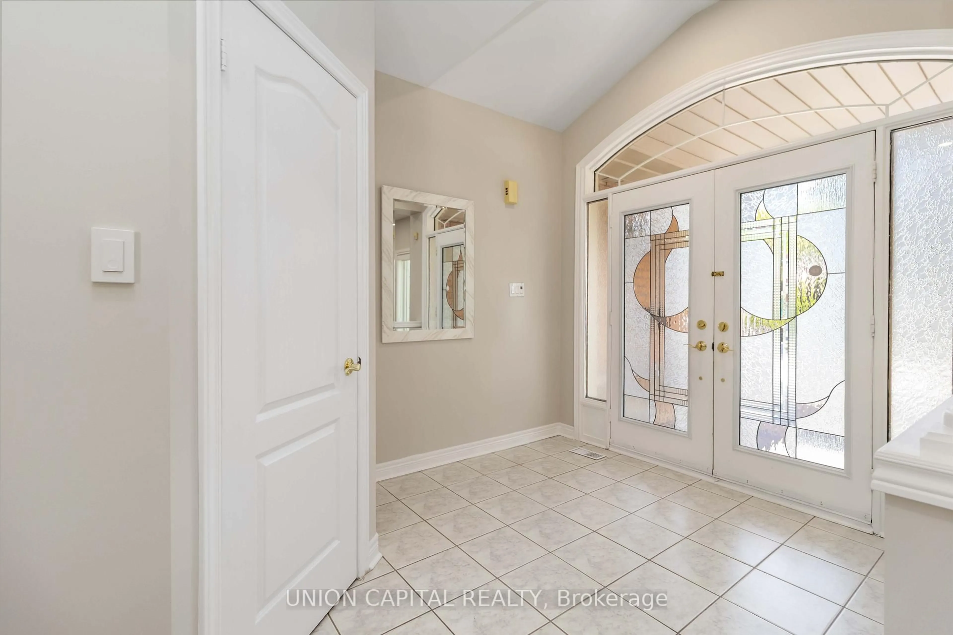 Indoor entryway for 2805 Bushland Cres, Mississauga Ontario L5J 1Y1