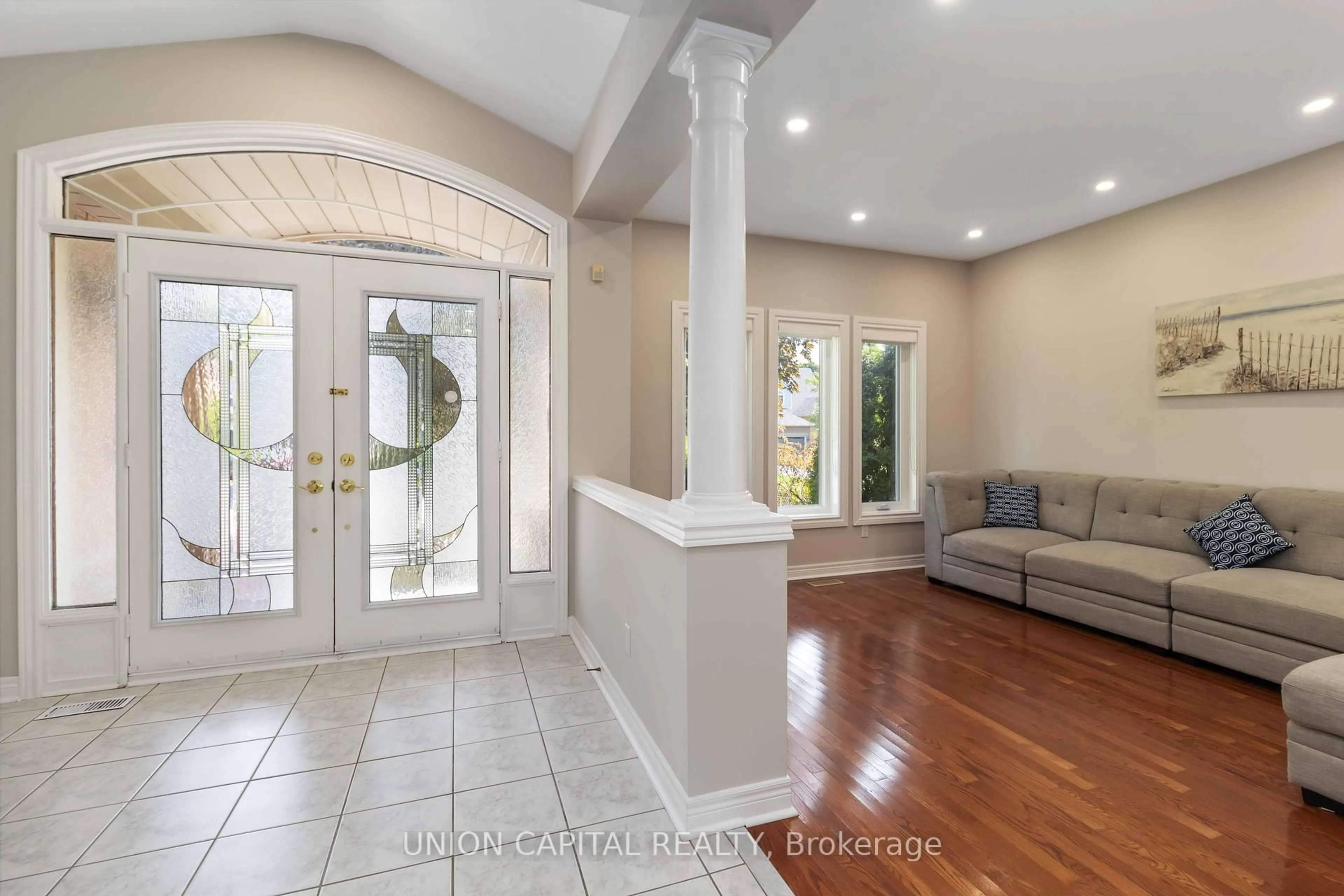 Indoor entryway for 2805 Bushland Cres, Mississauga Ontario L5J 1Y1