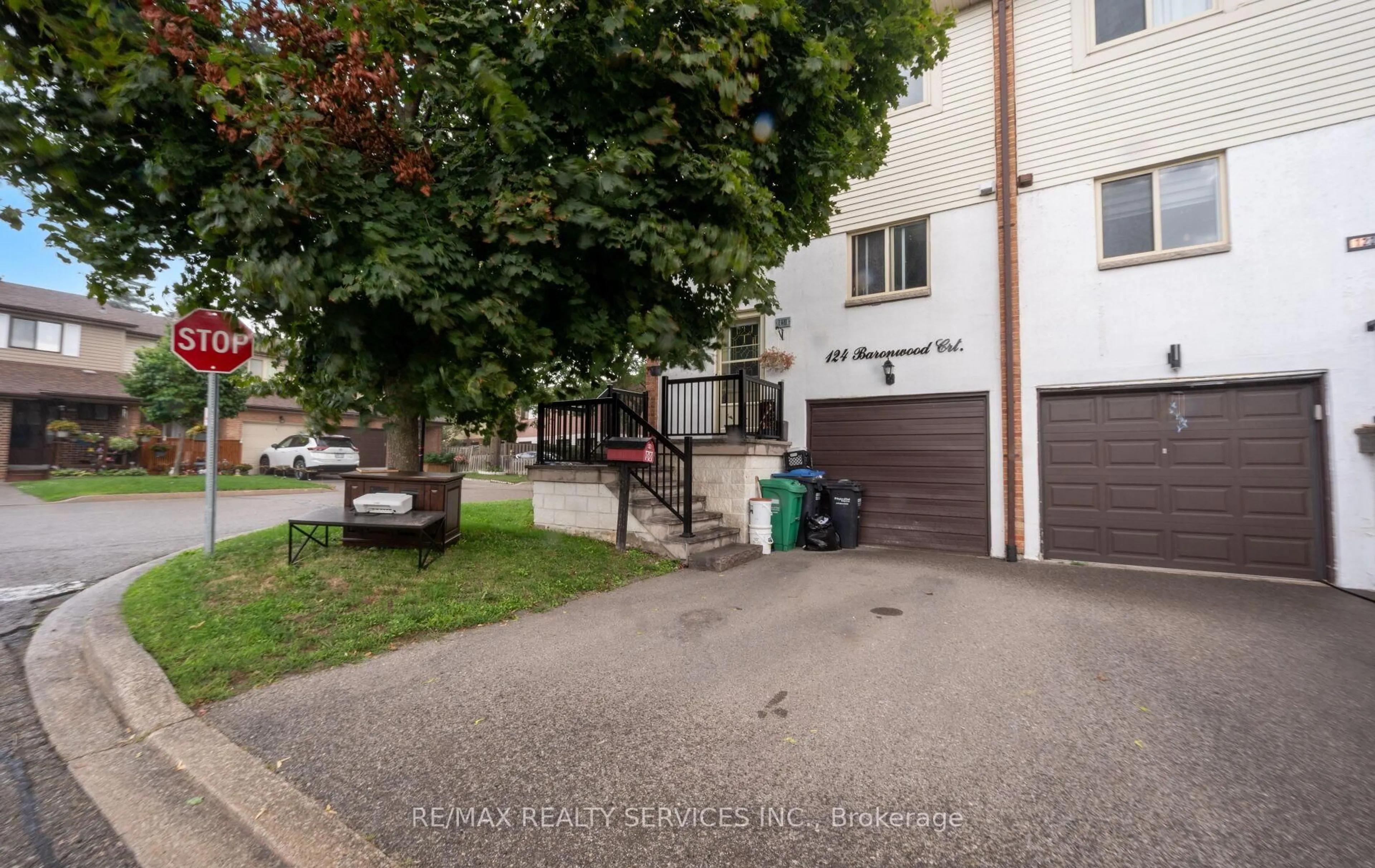 A pic from outside/outdoor area/front of a property/back of a property/a pic from drone, street for 124 Baronwood Crt #124, Brampton Ontario L6V 3H7