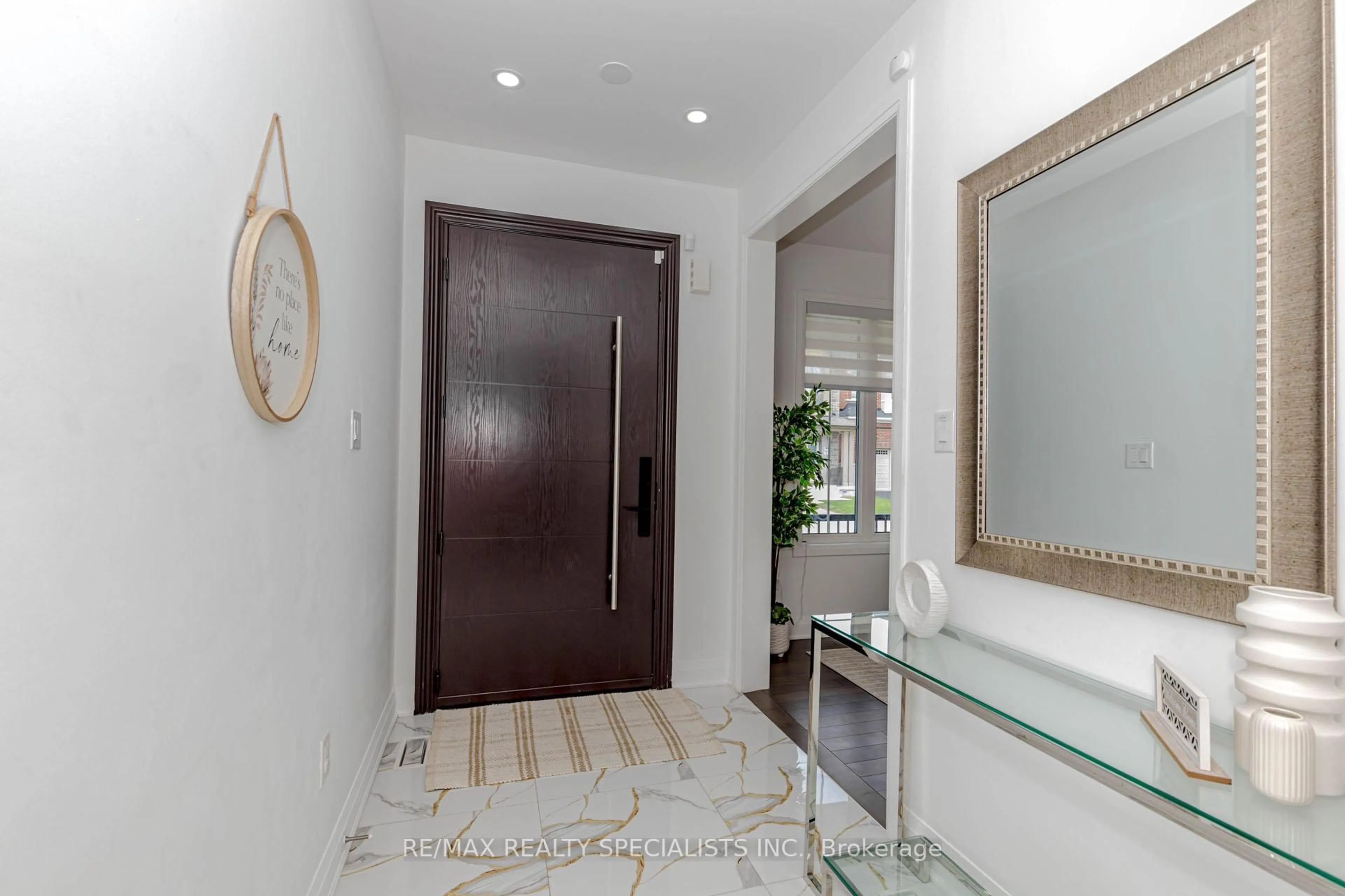 Indoor entryway for 1411 Lobelia Cres, Milton Ontario L9E 1X1