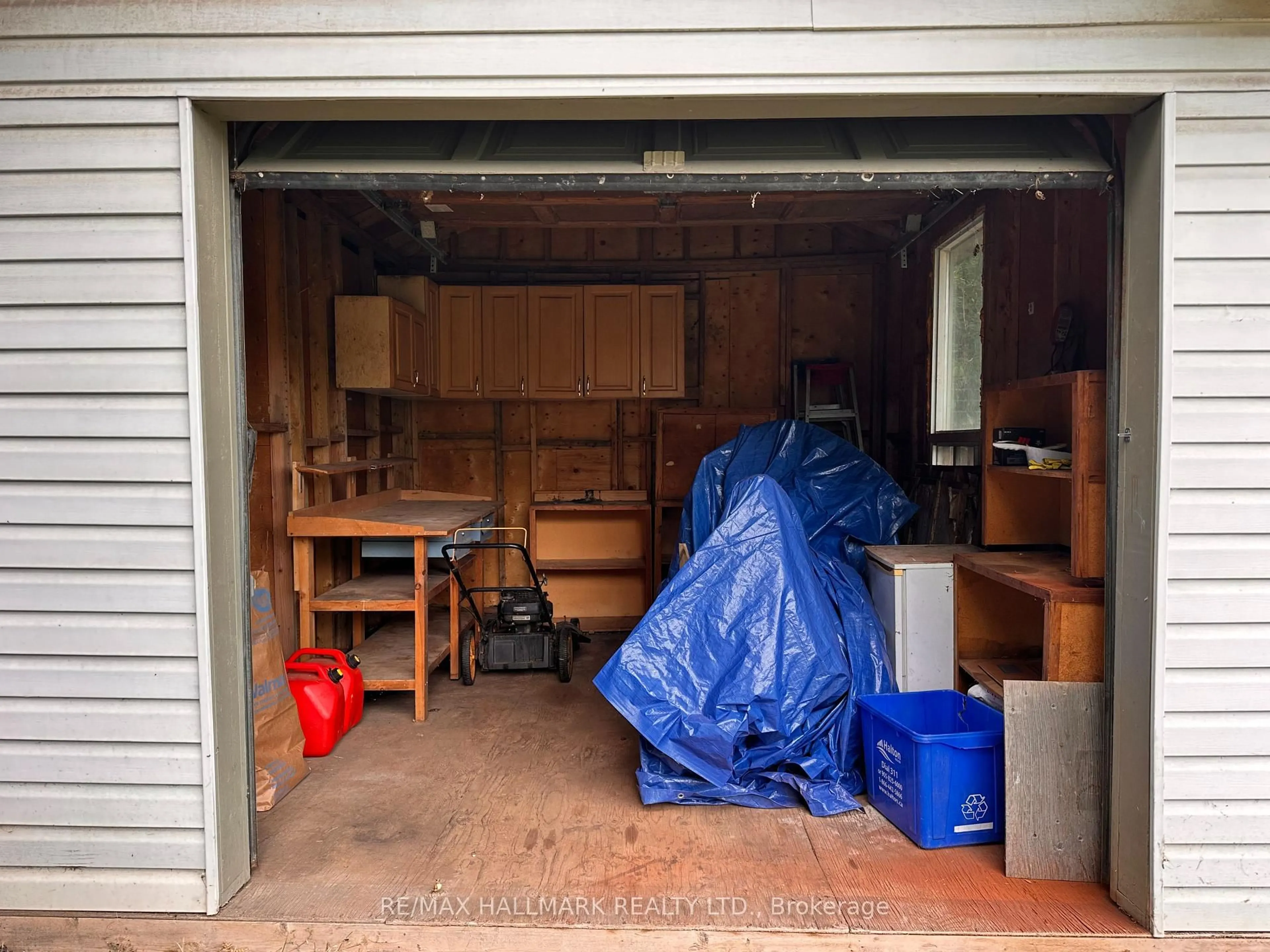 Indoor garage for 1198 Ingledene Dr, Oakville Ontario L6H 2H9
