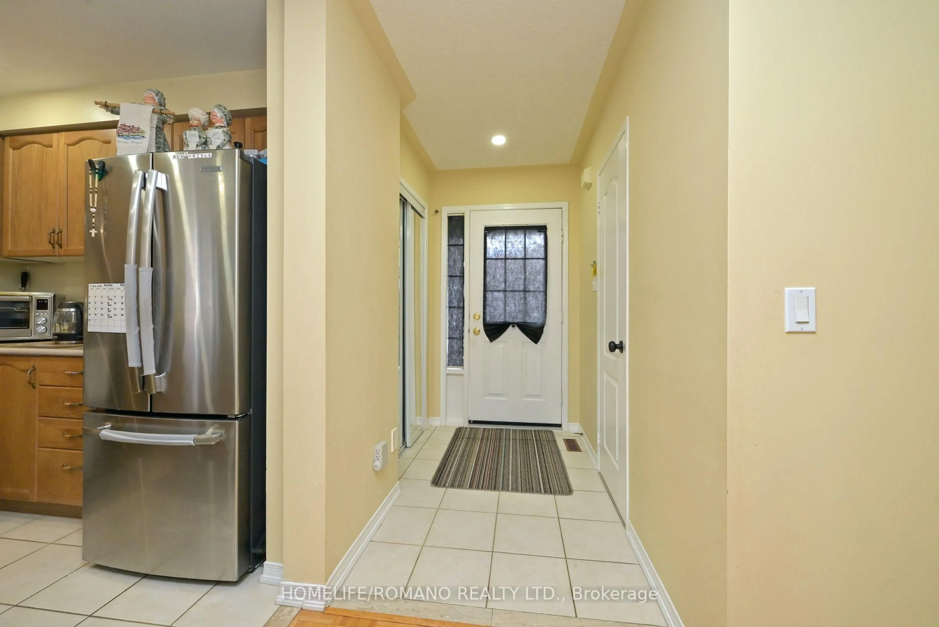 Indoor entryway for 132 Earth Star Tr, Brampton Ontario L6R 2N8