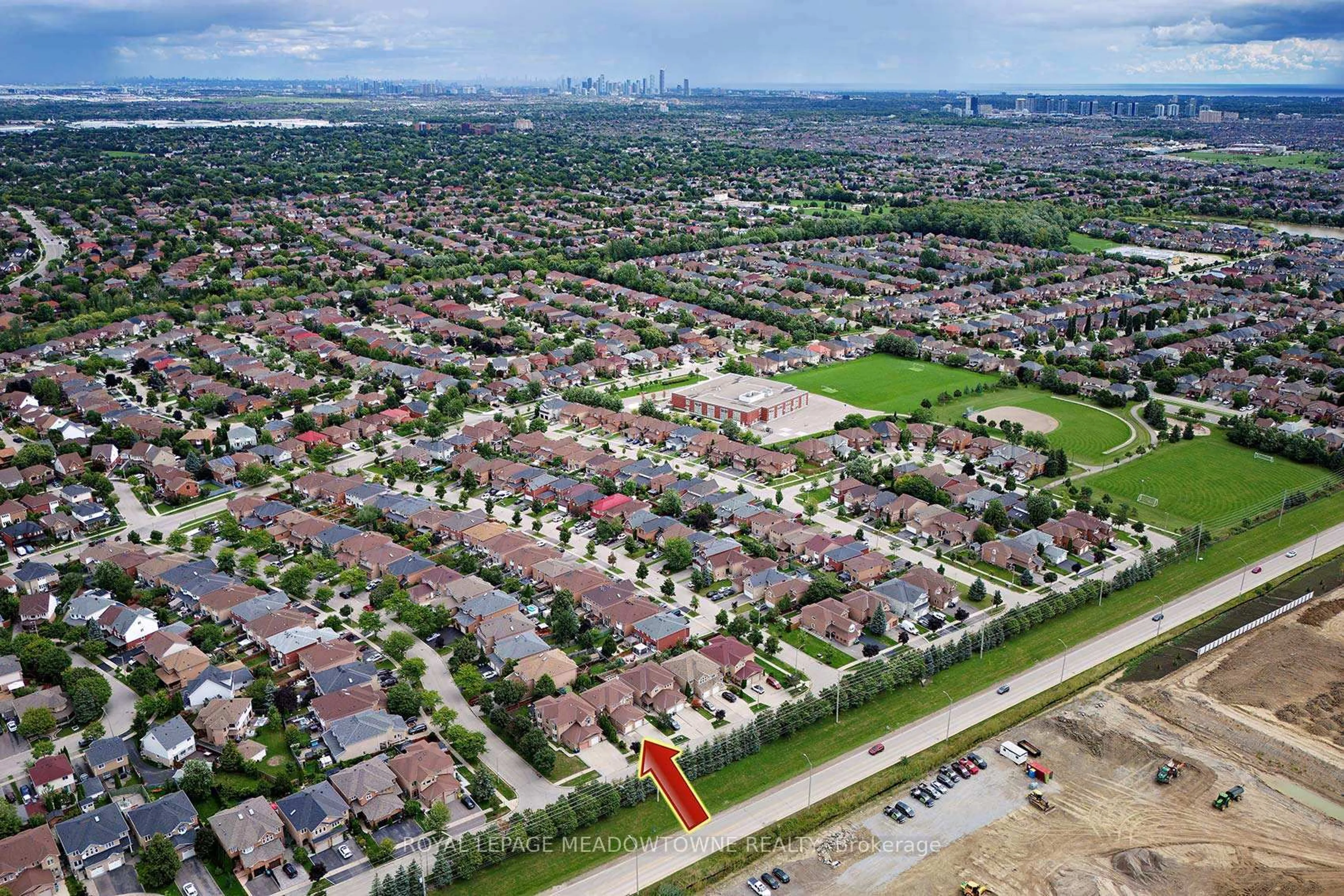 A pic from outside/outdoor area/front of a property/back of a property/a pic from drone, street for 6521 Sapling Tr, Mississauga Ontario L5N 7J3