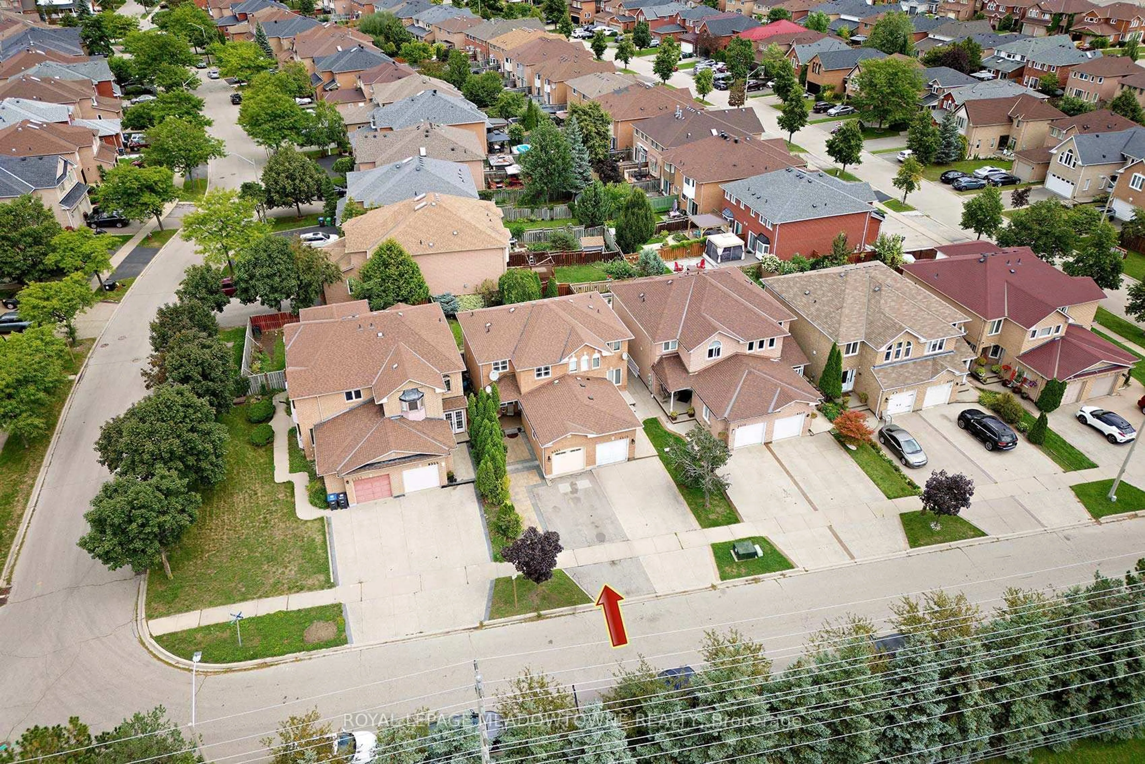 A pic from outside/outdoor area/front of a property/back of a property/a pic from drone, street for 6521 Sapling Tr, Mississauga Ontario L5N 7J3