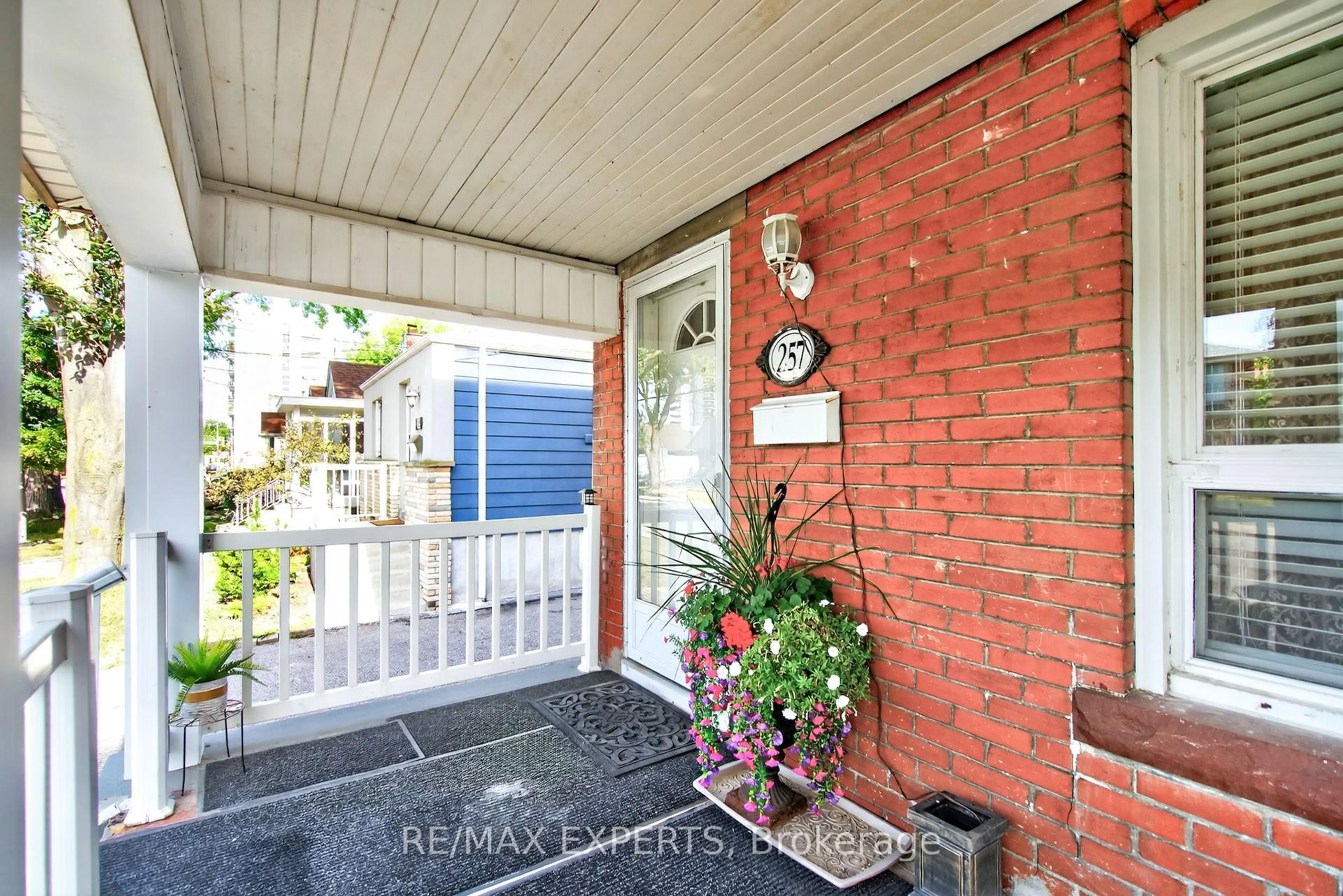 Indoor entryway for 257 John St, Toronto Ontario M9N 1K1