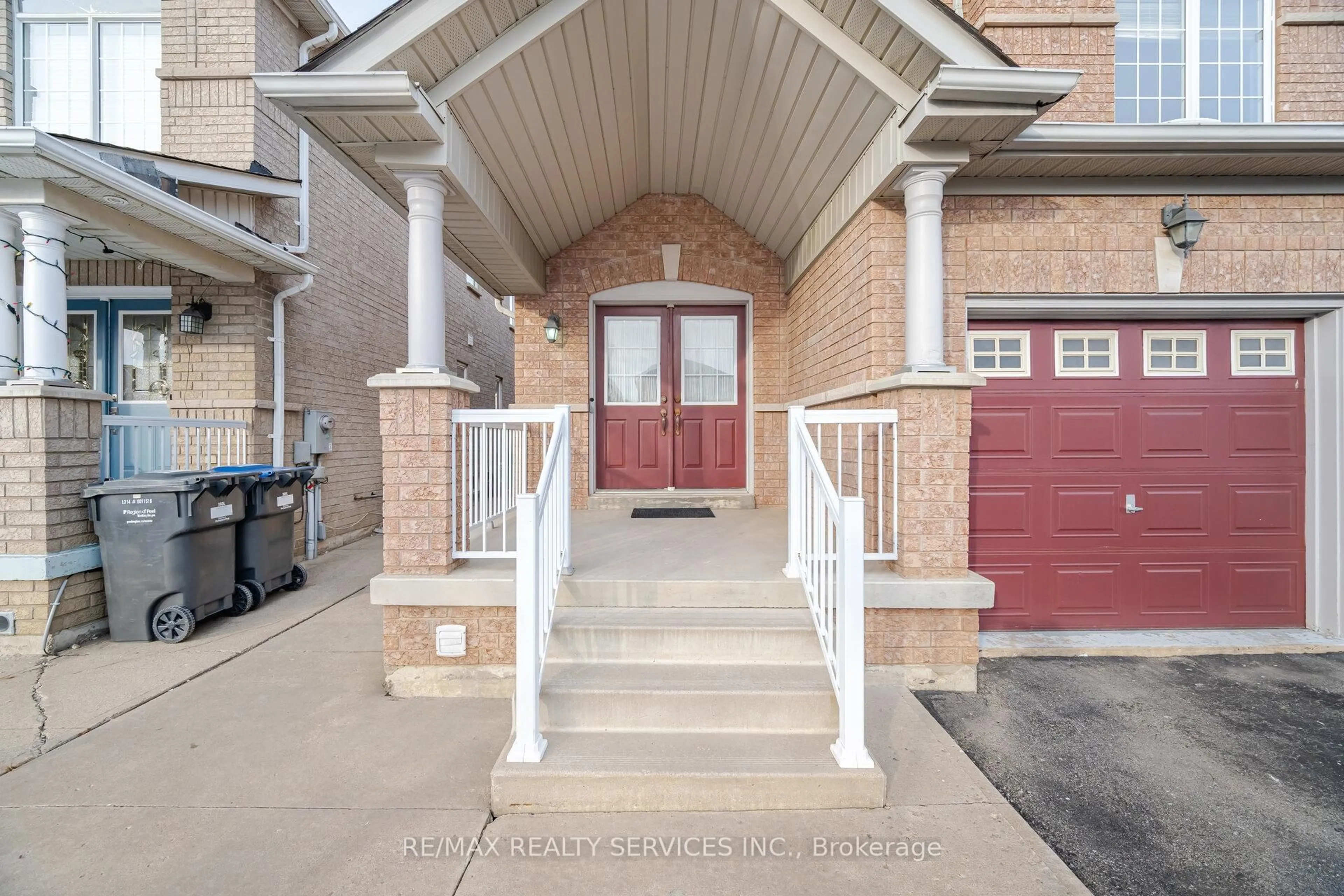 Indoor entryway for 39 Rattlesnake Rd, Brampton Ontario L6R 3B9