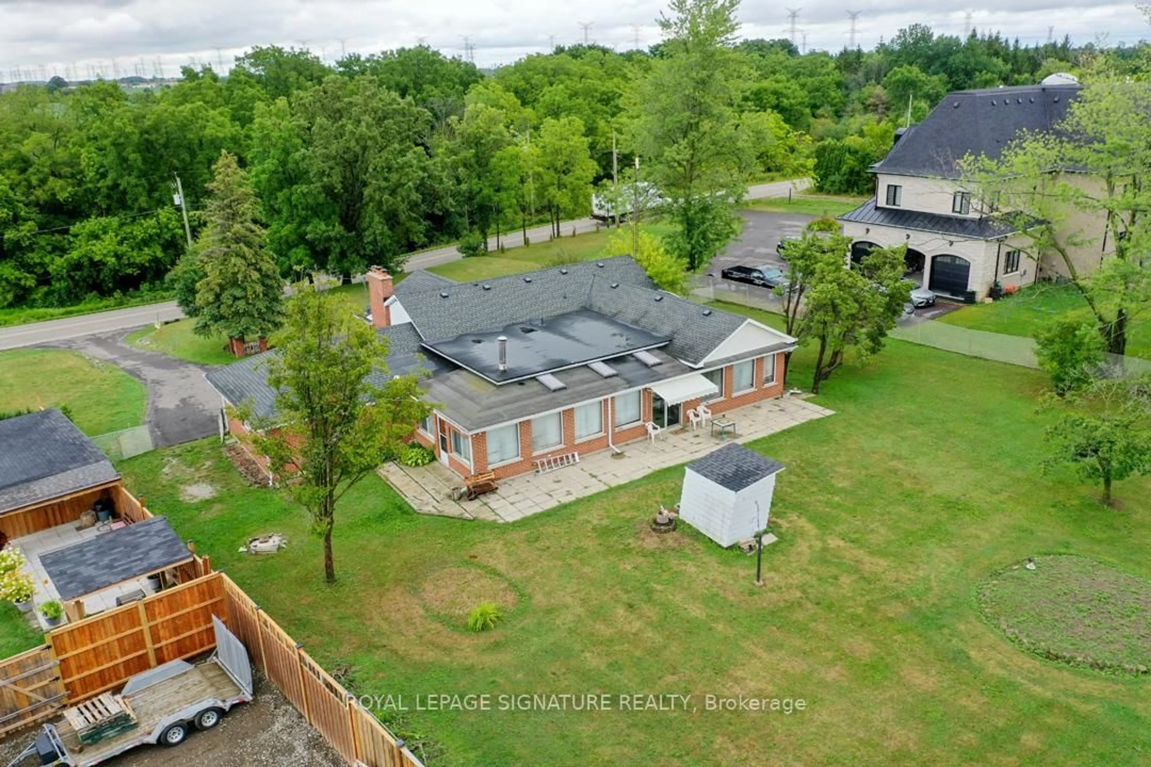 A pic from outside/outdoor area/front of a property/back of a property/a pic from drone, building for 7556 Sixth Line, Milton Ontario L9E 0Y6