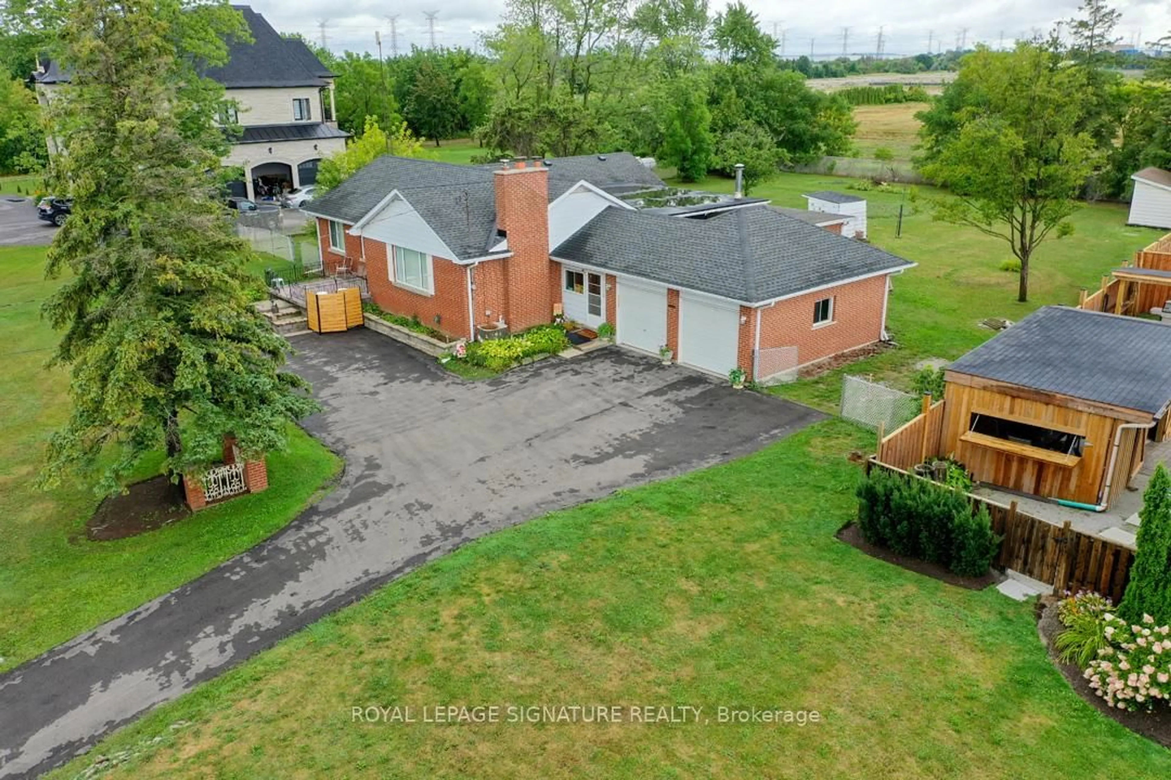 A pic from outside/outdoor area/front of a property/back of a property/a pic from drone, street for 7556 Sixth Line, Milton Ontario L9E 0Y6