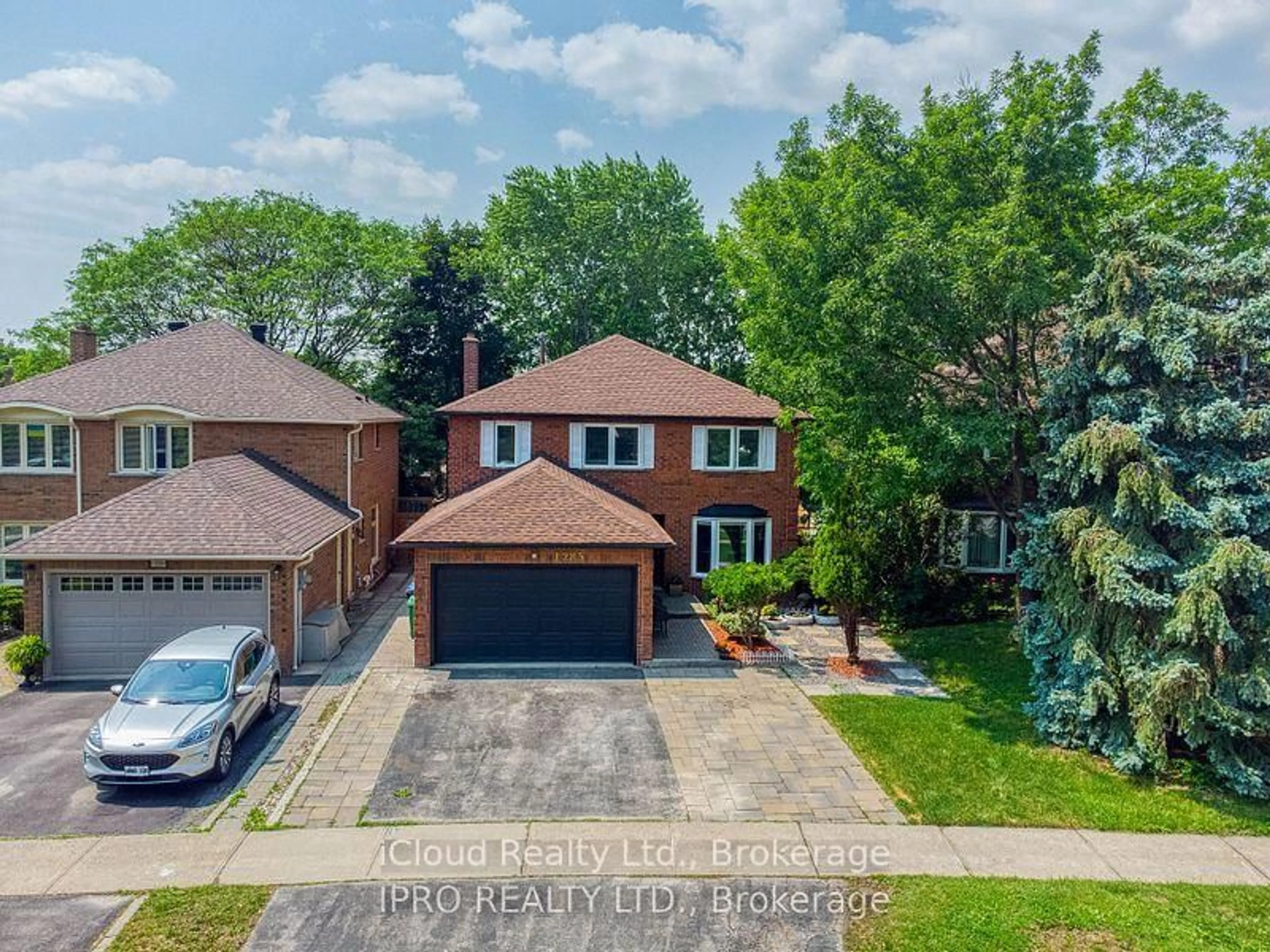 A pic from outside/outdoor area/front of a property/back of a property/a pic from drone, street for 1285 Deer Ru, Mississauga Ontario L5C 3P8